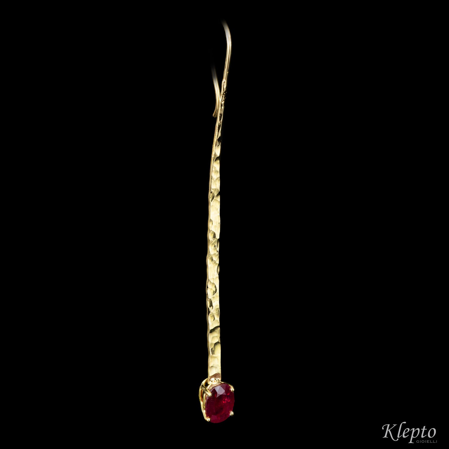 Hammered yellow gold earrings with Rubies