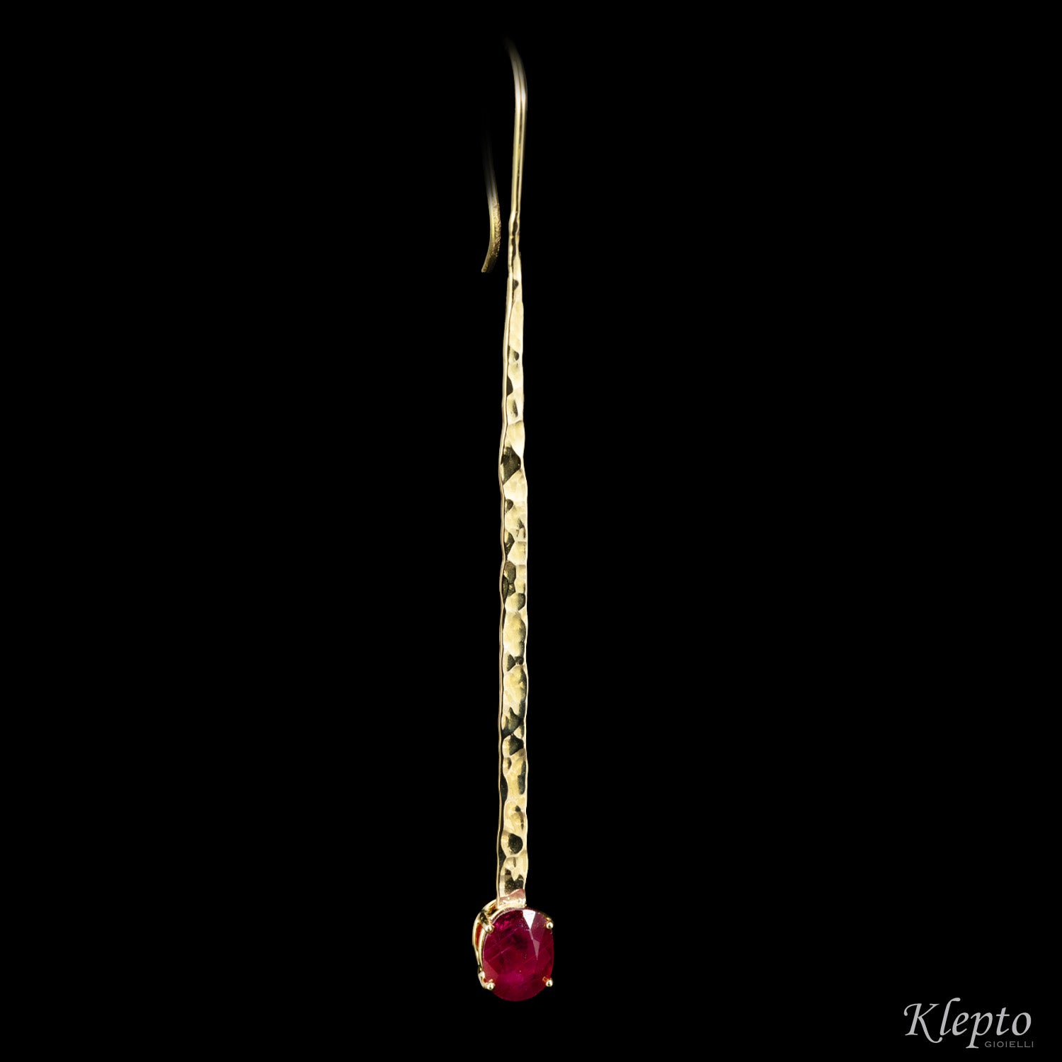 Hammered yellow gold earrings with Rubies