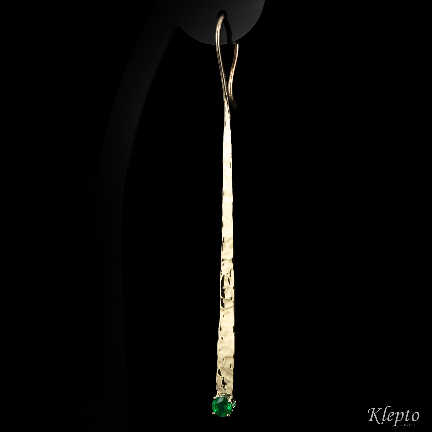 Natural hammered white gold earrings with emeralds