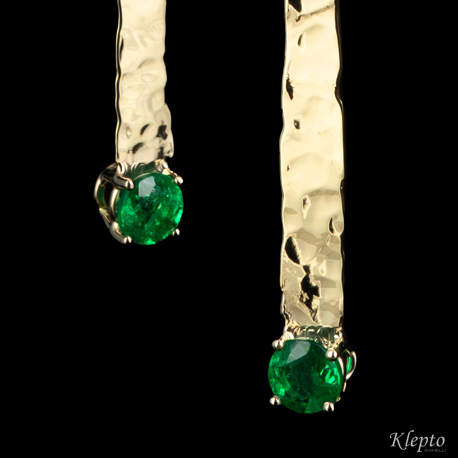 Natural hammered white gold earrings with emeralds