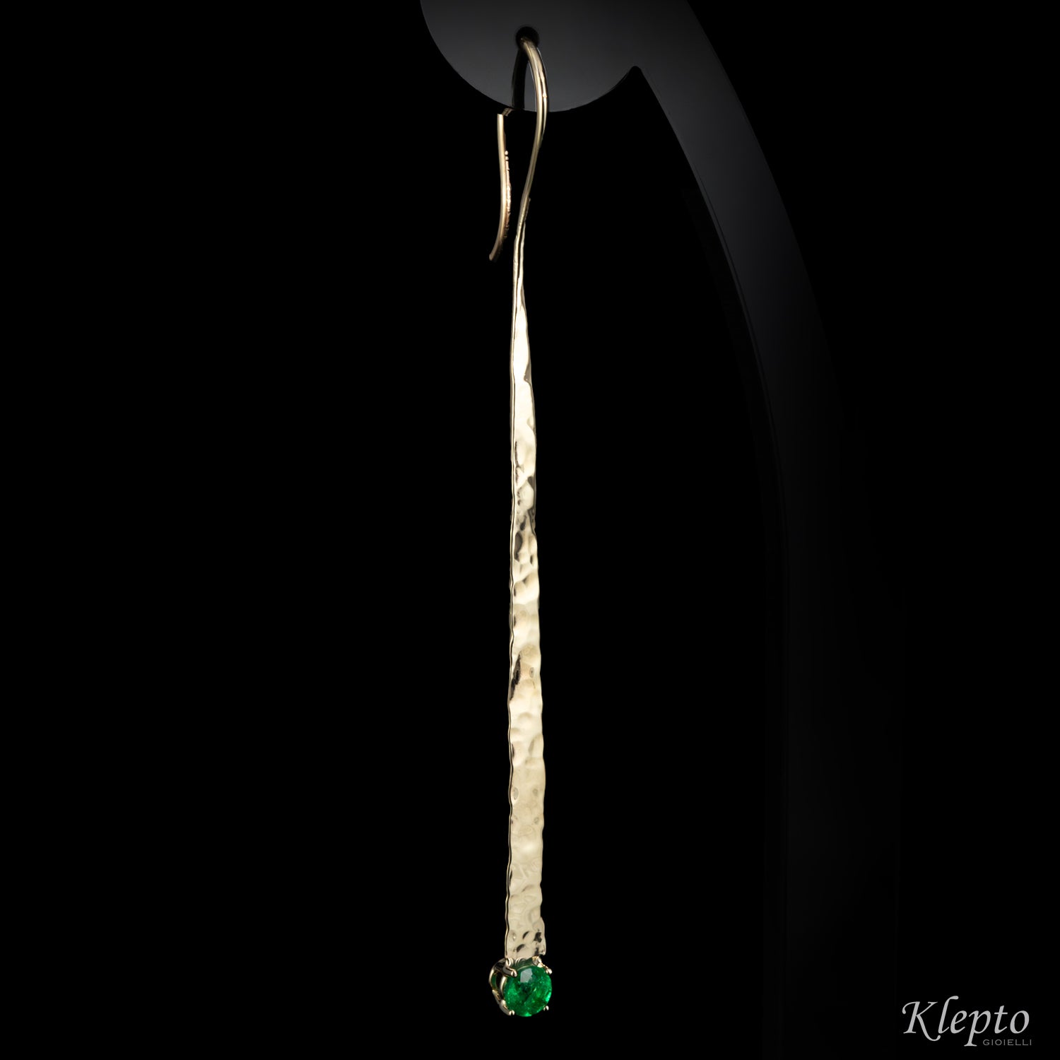 Natural hammered white gold earrings with emeralds