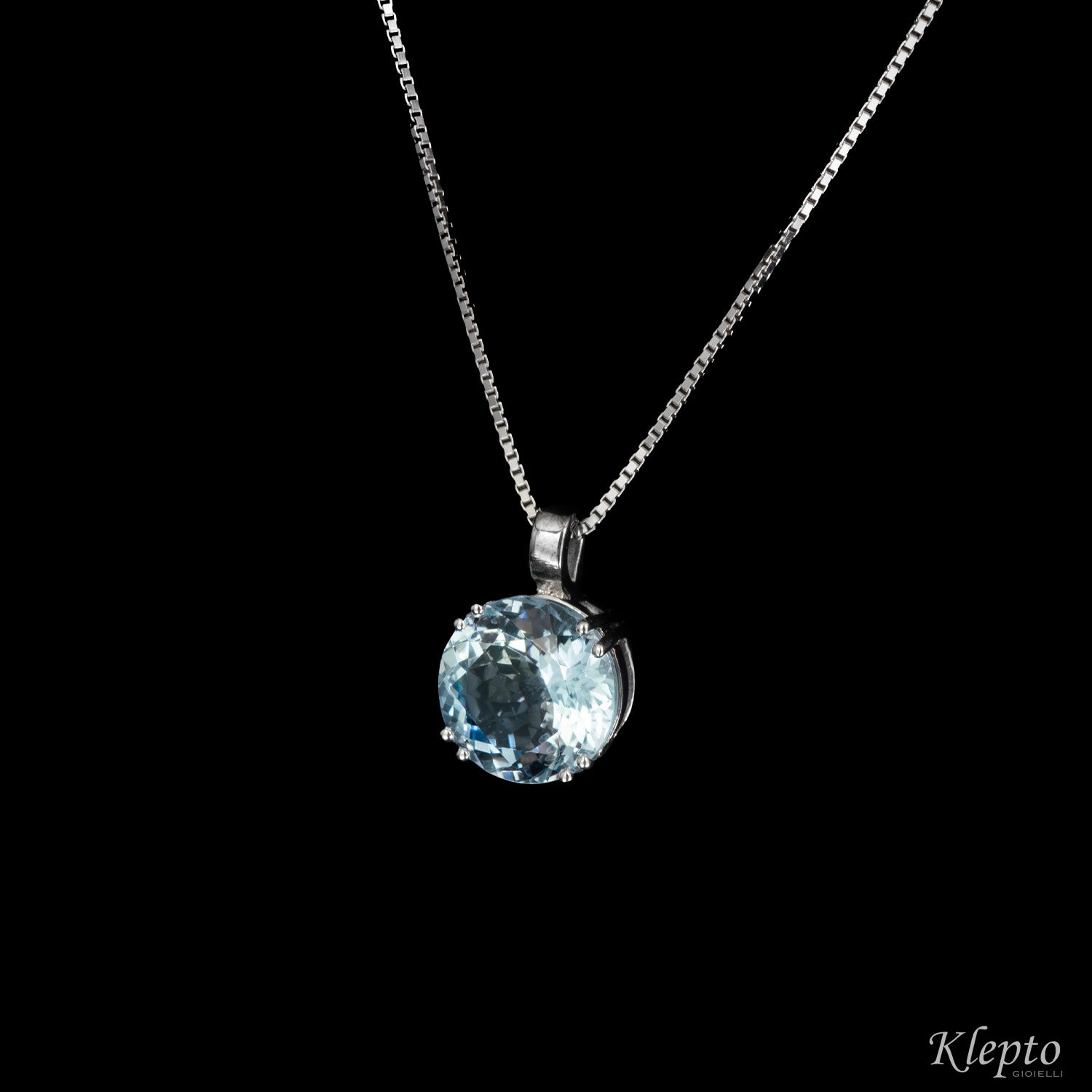 White gold pendant with Aquamarine