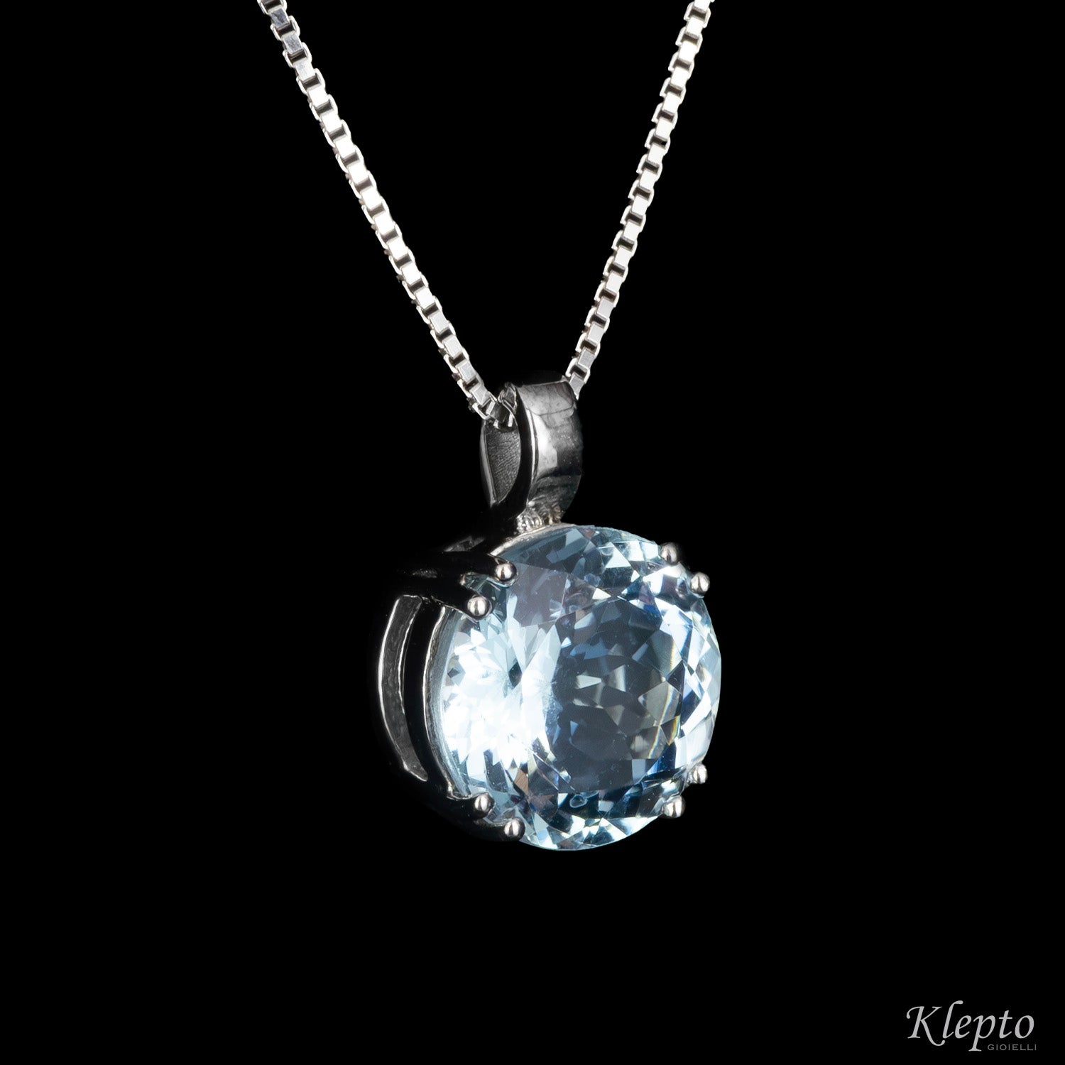 White gold pendant with Aquamarine