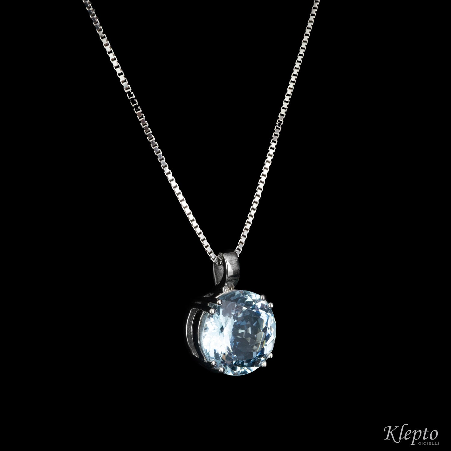White gold pendant with Aquamarine