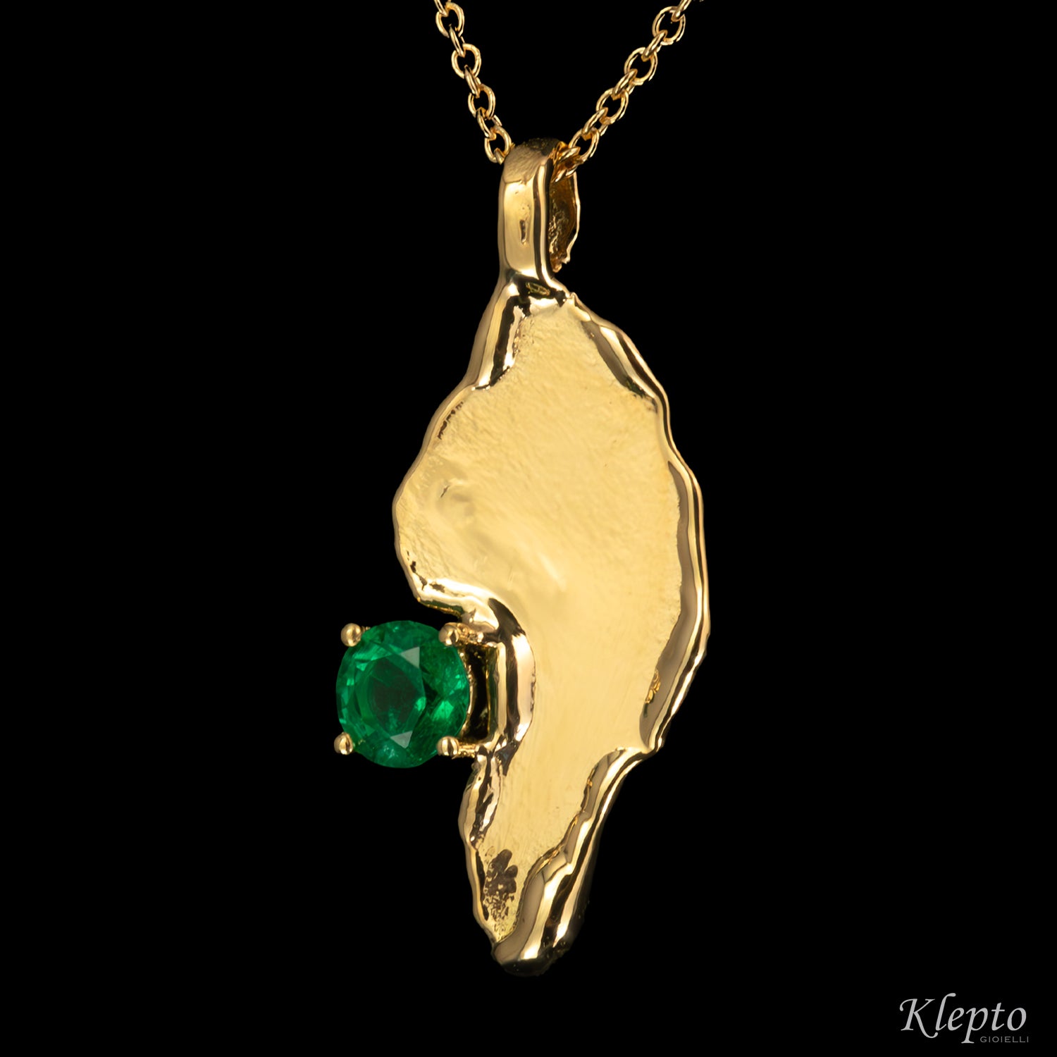 Yellow gold pendant "Isola" flame-fused with Emerald