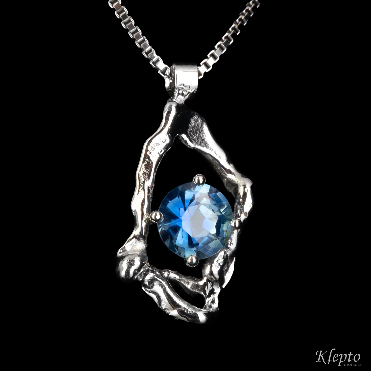 White gold Pepita pendant with blue Sapphire
