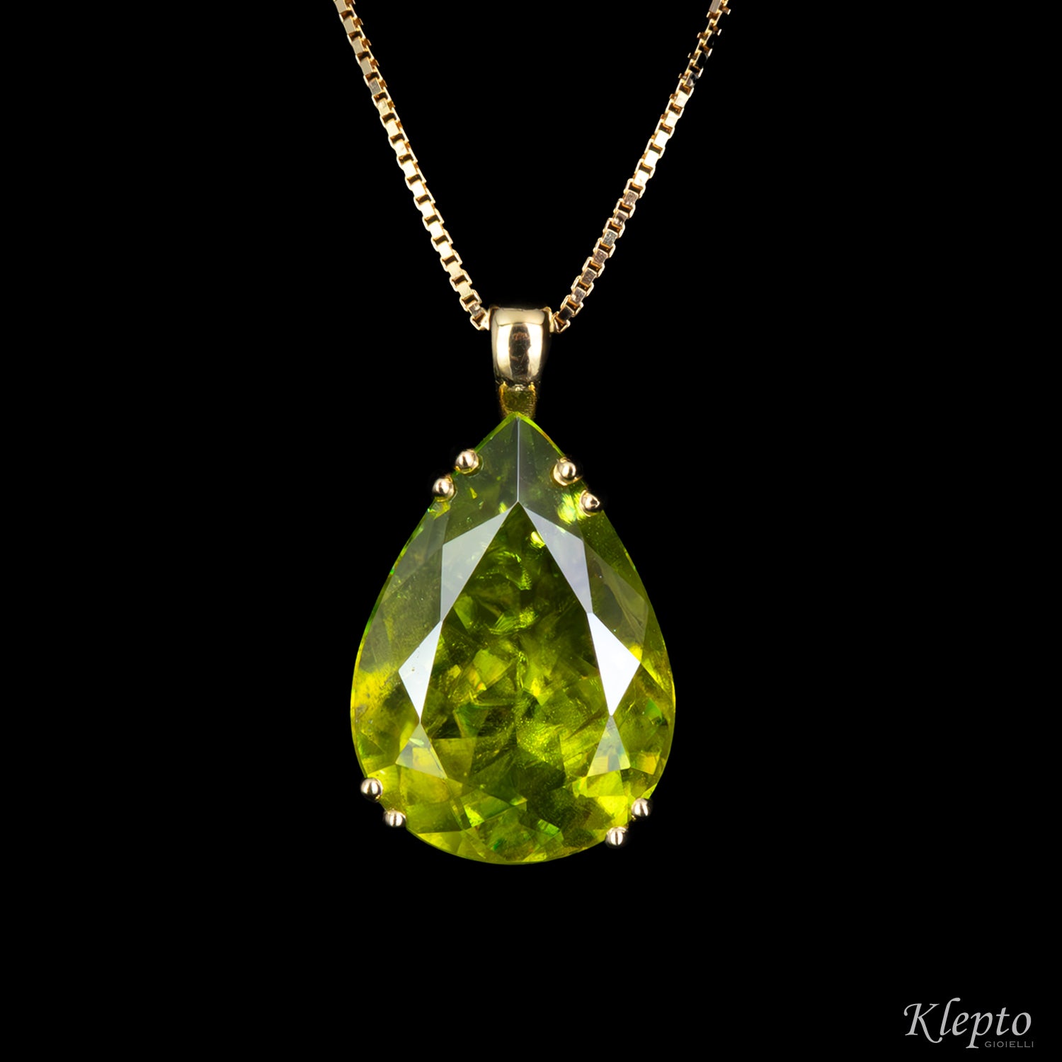 Yellow gold pendant with Sphene