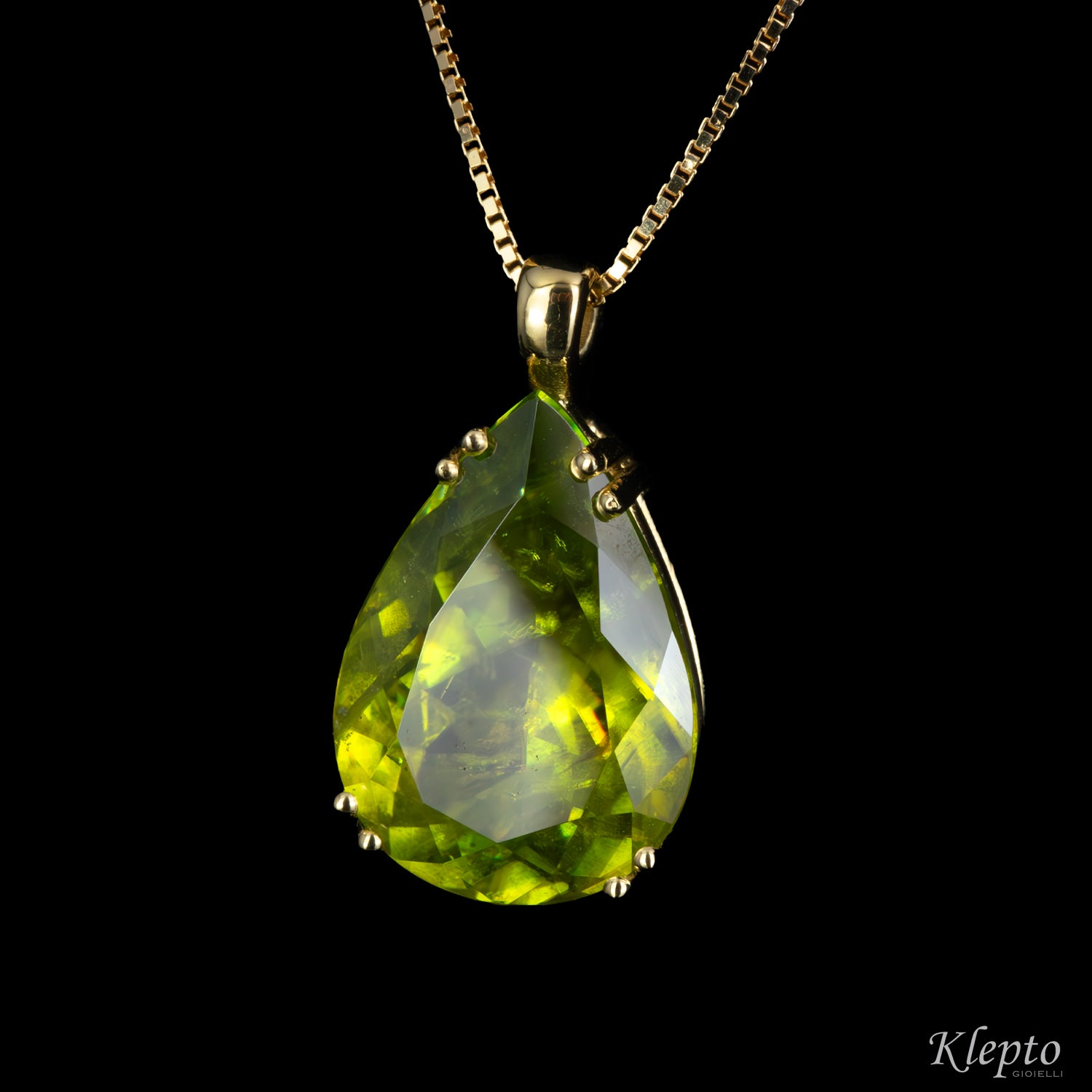 Yellow gold pendant with Sphene
