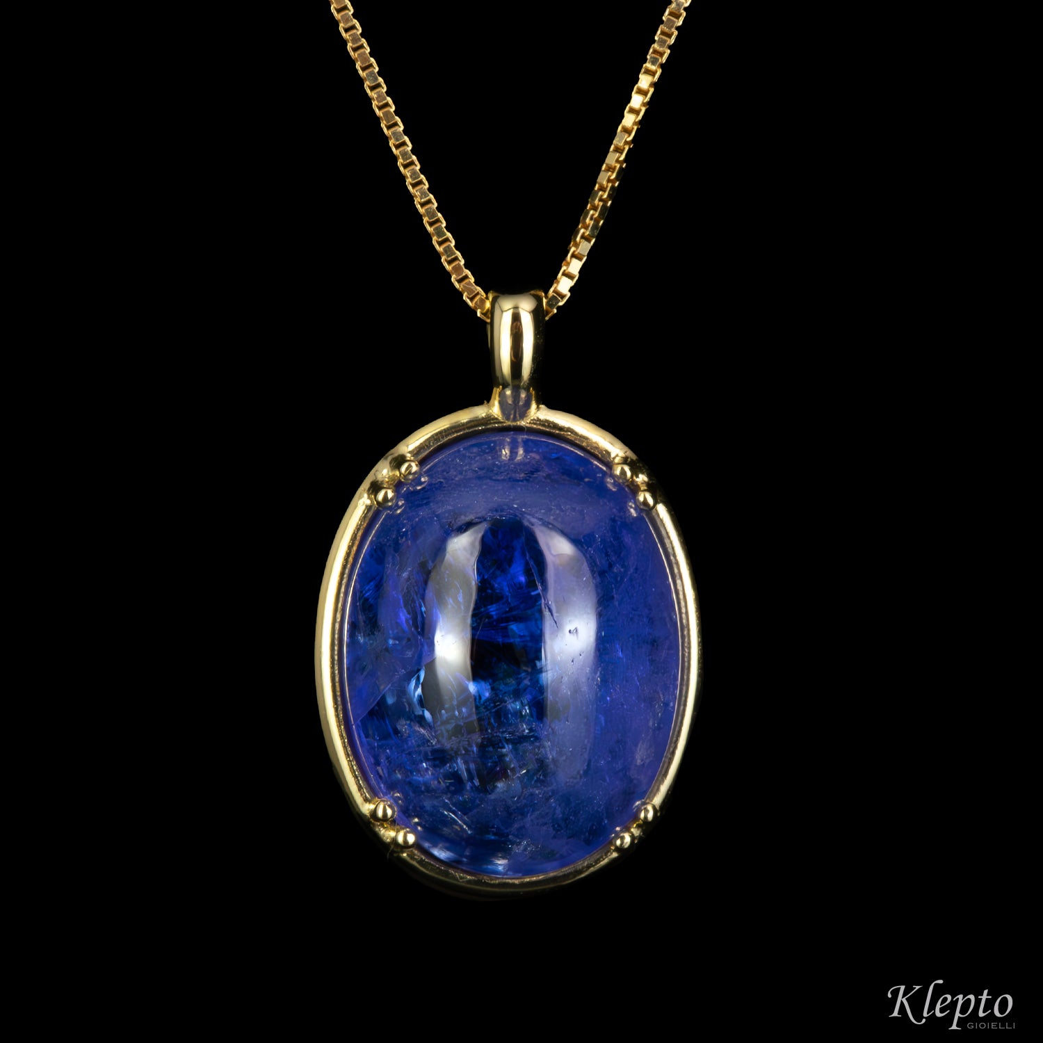 Yellow gold pendant with cabochon Tanzanite