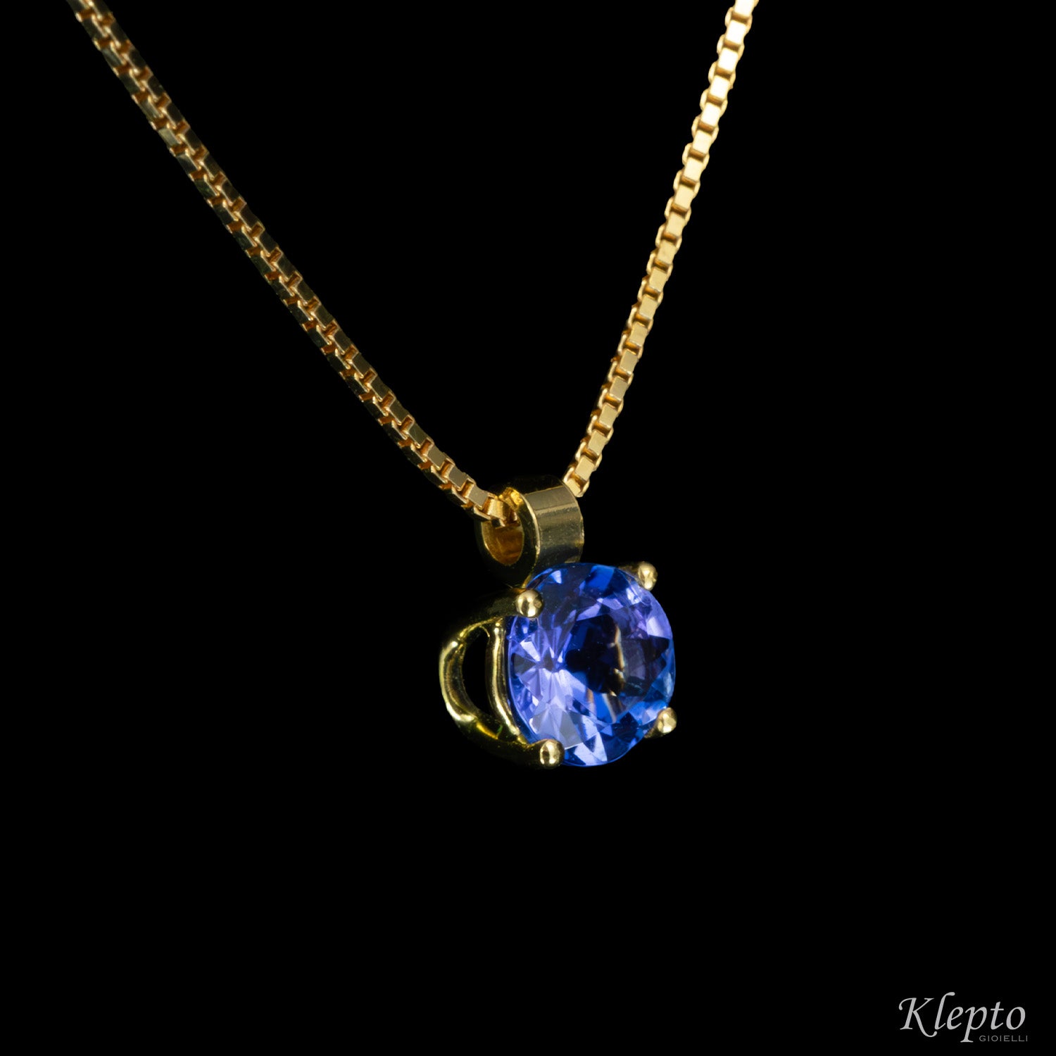 Yellow gold pendant with Tanzanite