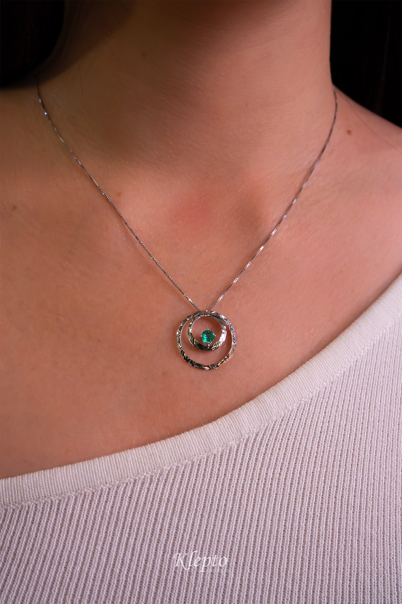 "Pulsar" white gold pendant with Emerald