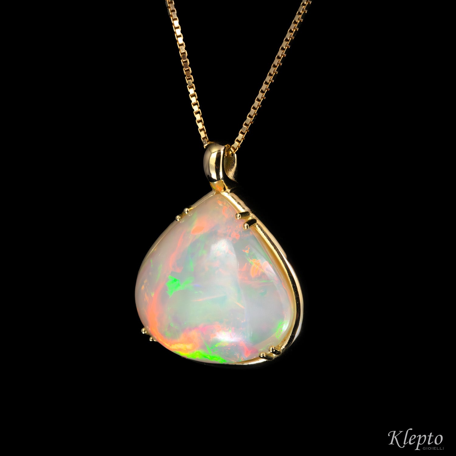 Yellow gold pendant with Opal