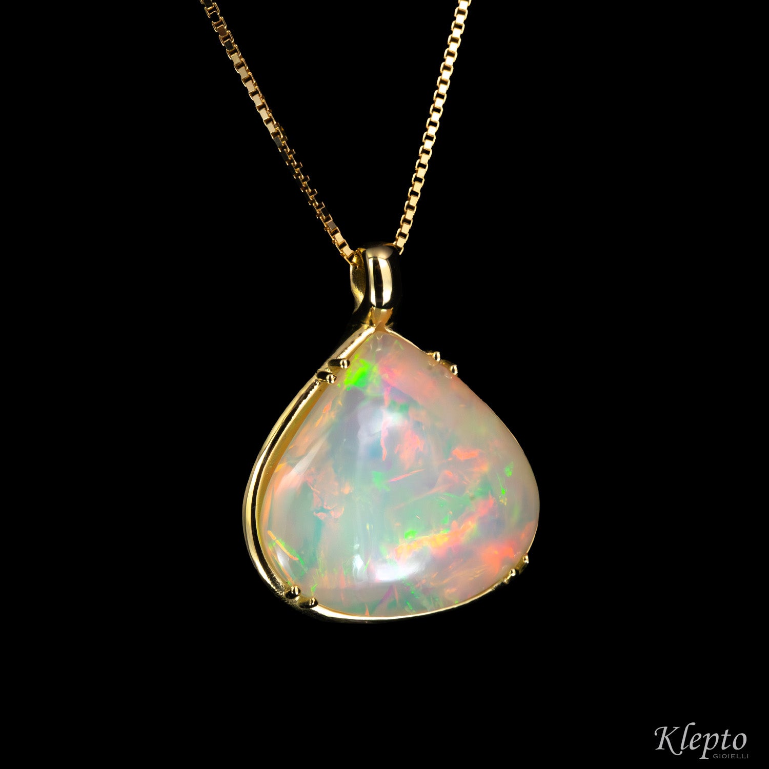 Yellow gold pendant with Opal