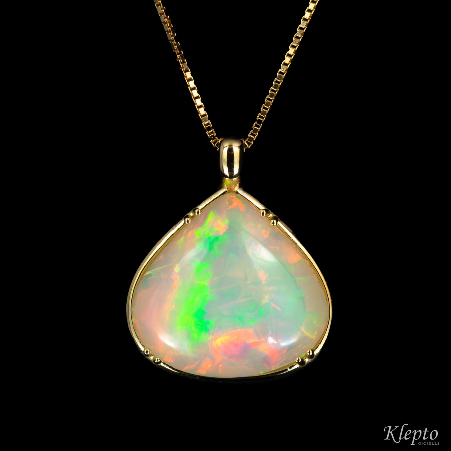 Yellow gold pendant with Opal