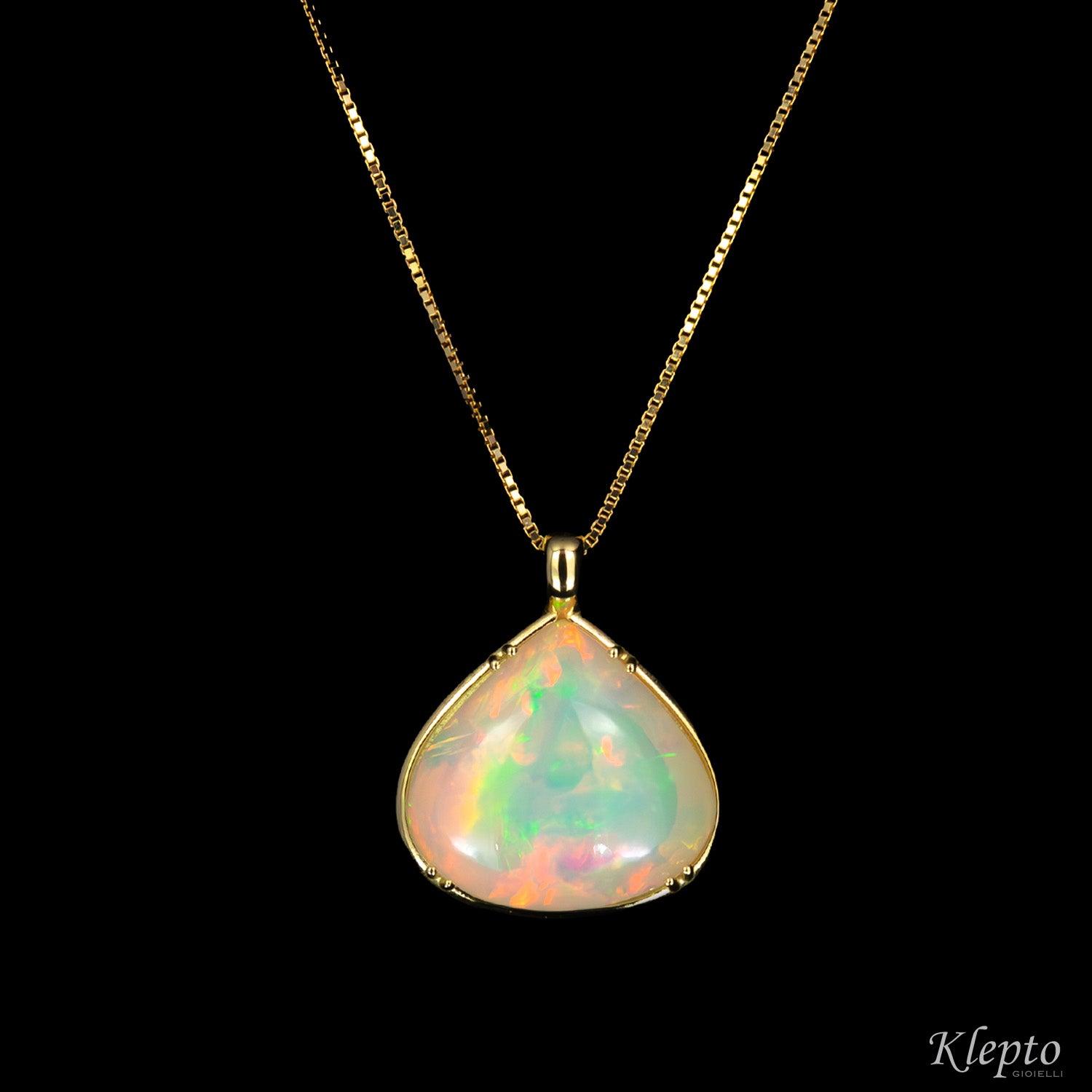 Yellow gold pendant with Opal