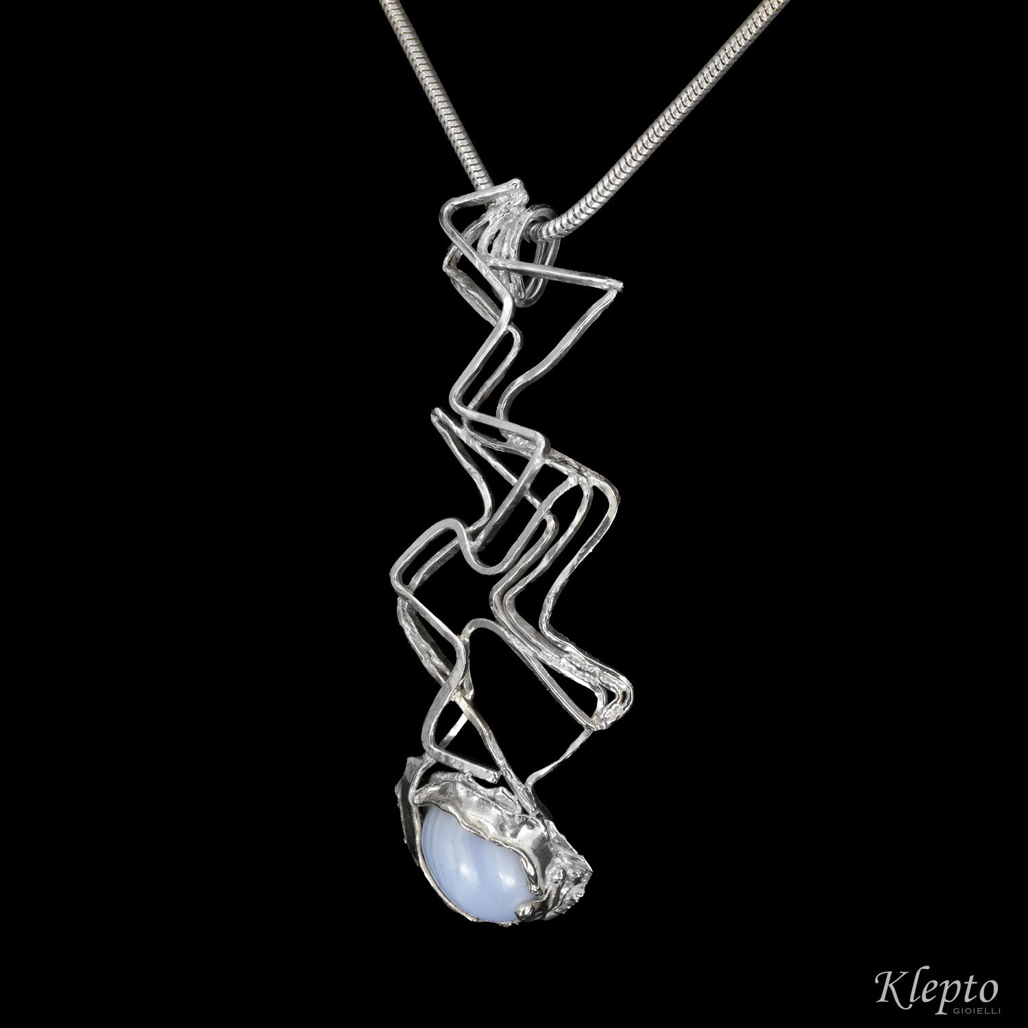 Silnova® Silver pendant flush with chalcedony