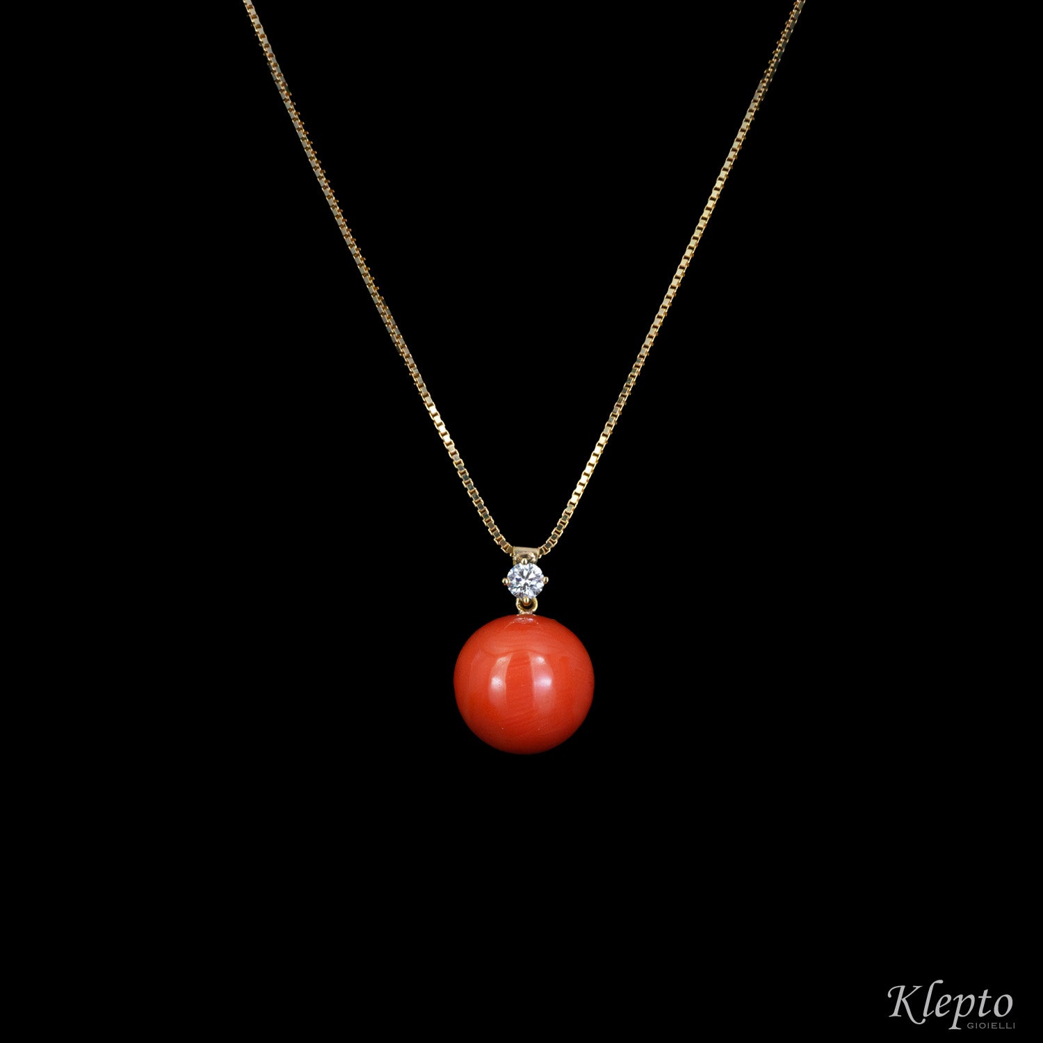 Yellow gold pendant with coral and diamond
