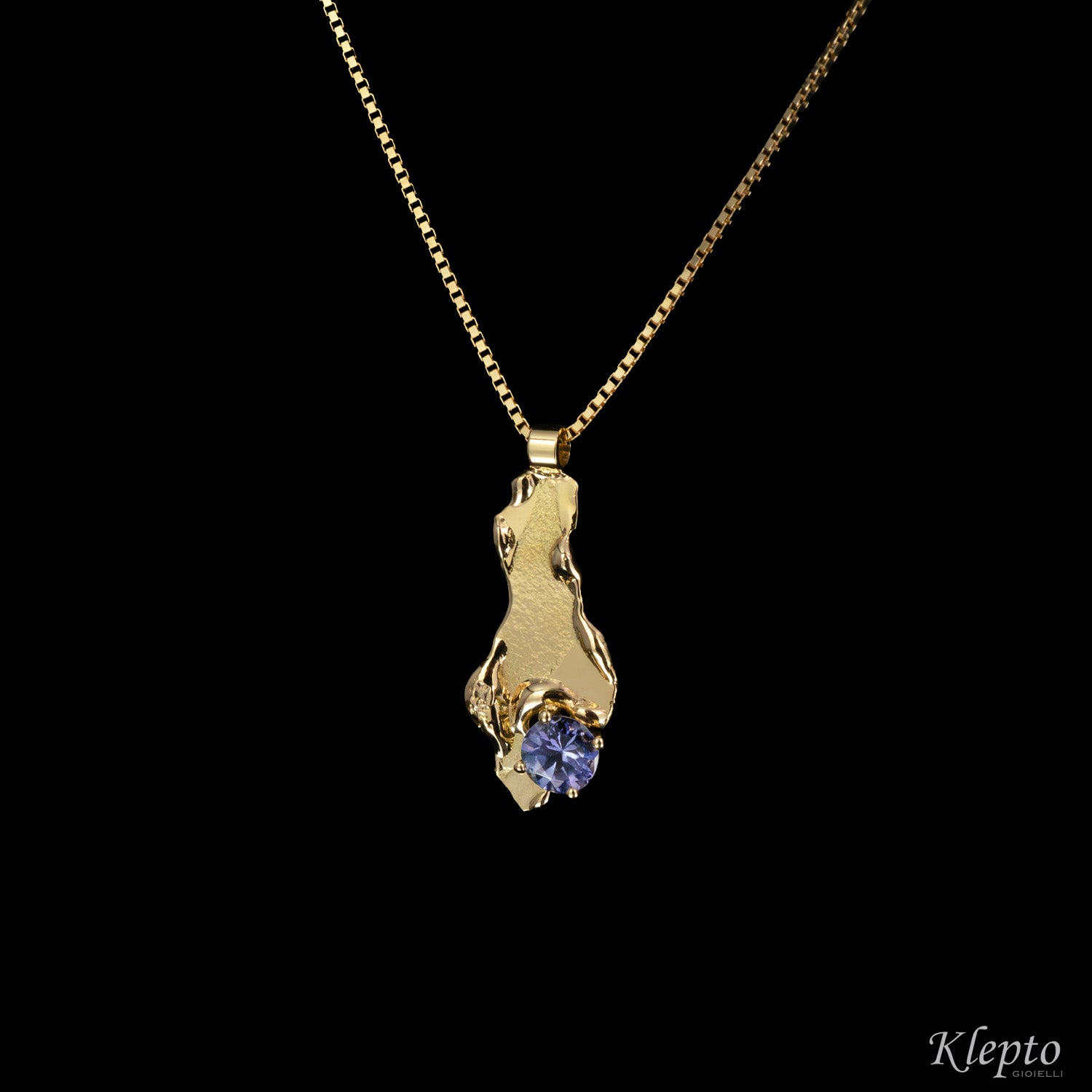 Flame-fused yellow gold pendant with Tanzanite