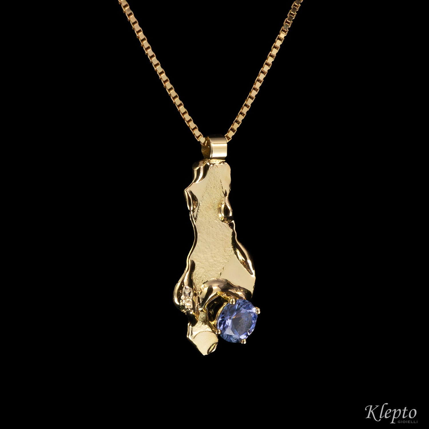 Flame-fused yellow gold pendant with Tanzanite