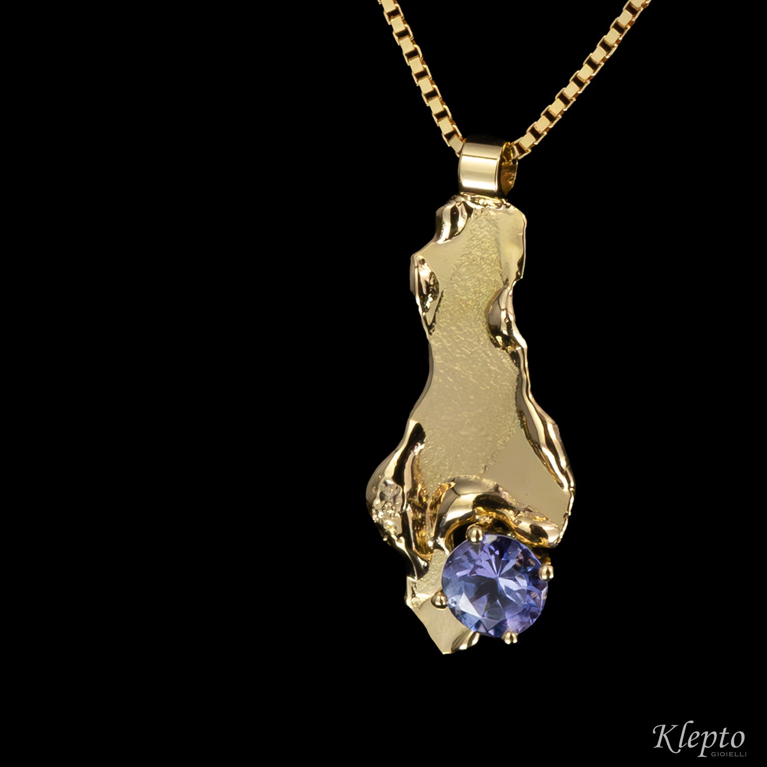 Flame-fused yellow gold pendant with Tanzanite