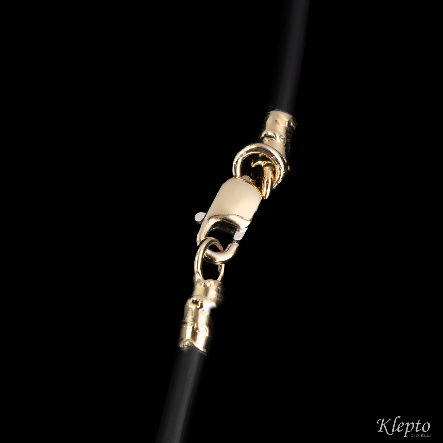 Natural white gold pendant with blue sapphire