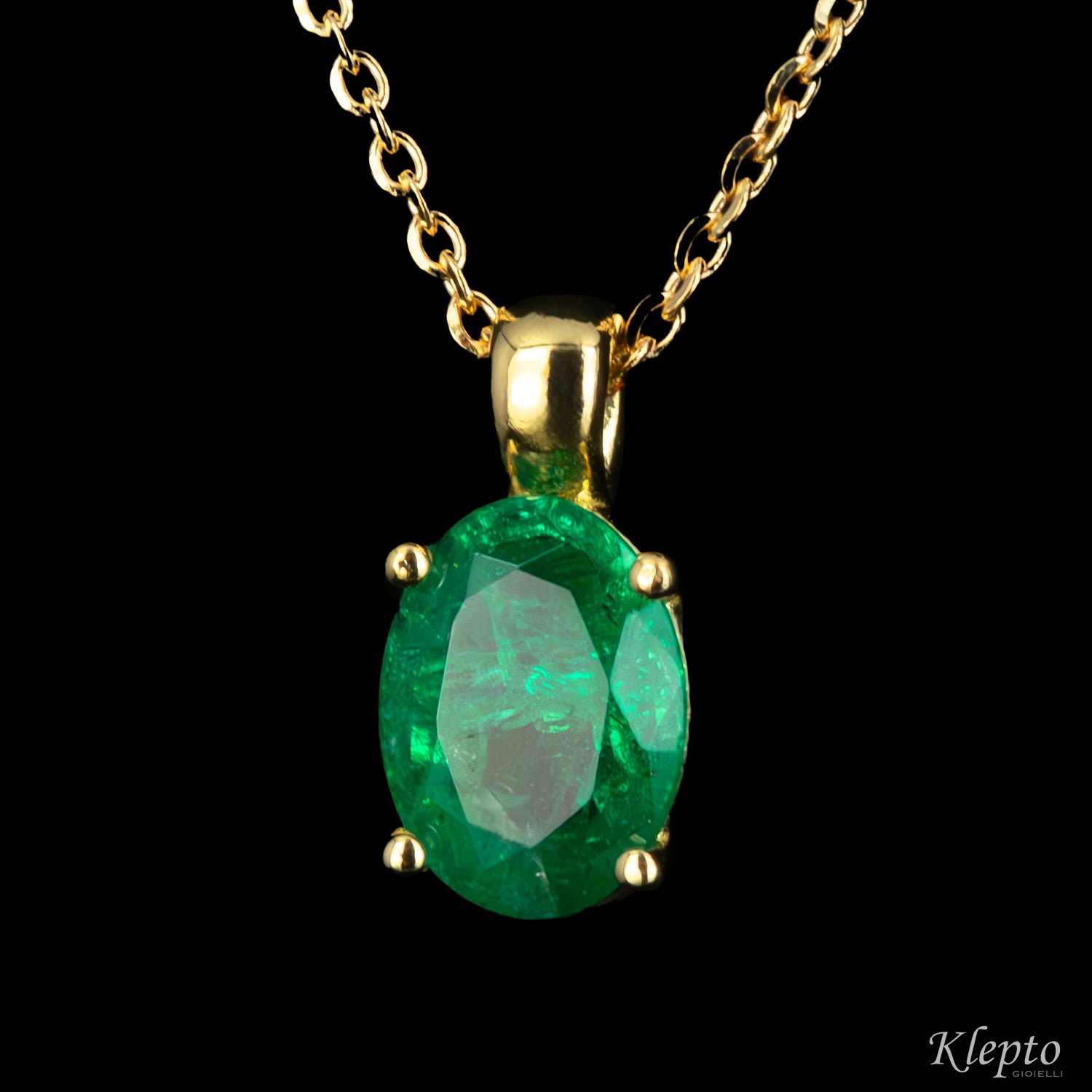 Yellow gold pendant with Emerald