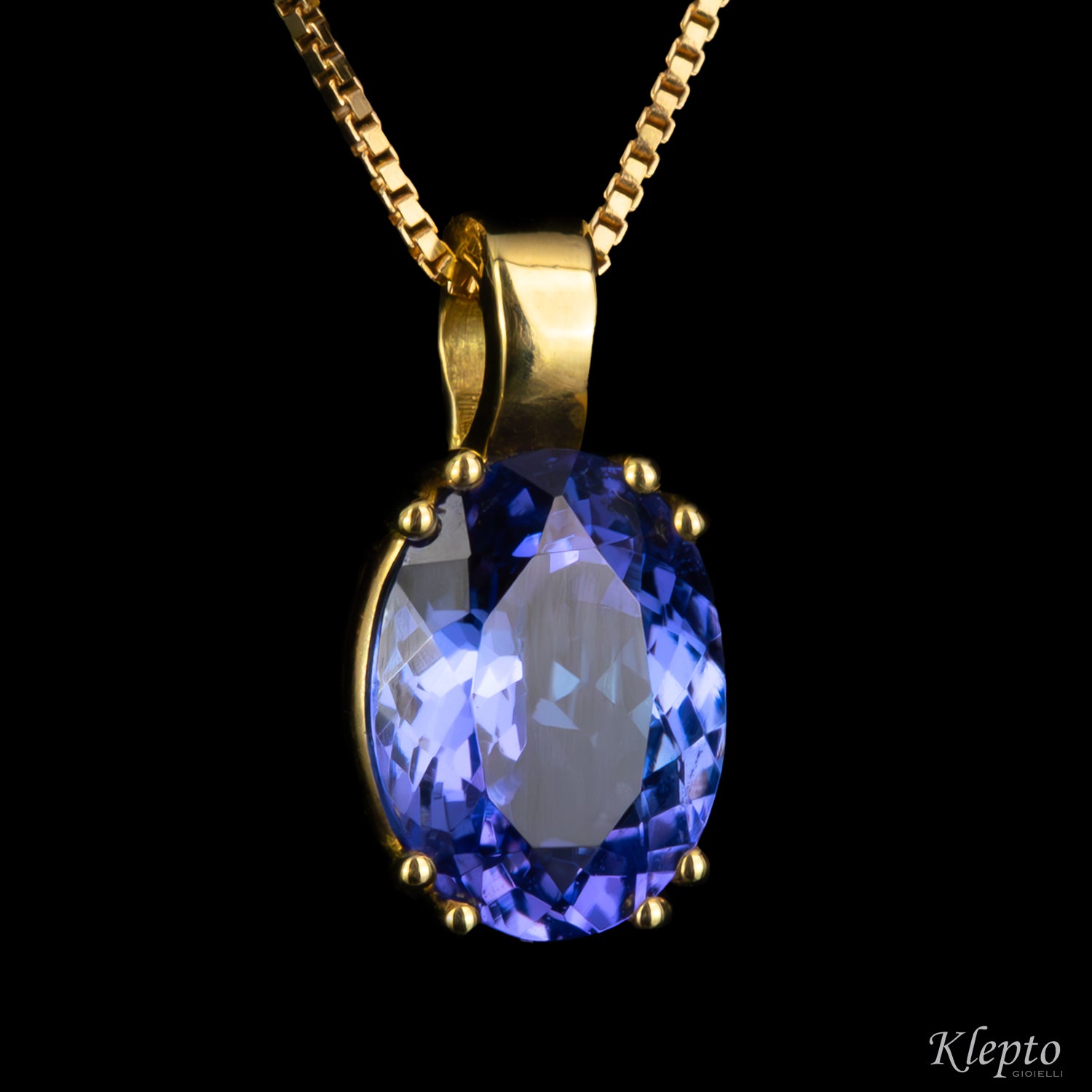 Yellow gold pendant with Tanzanite