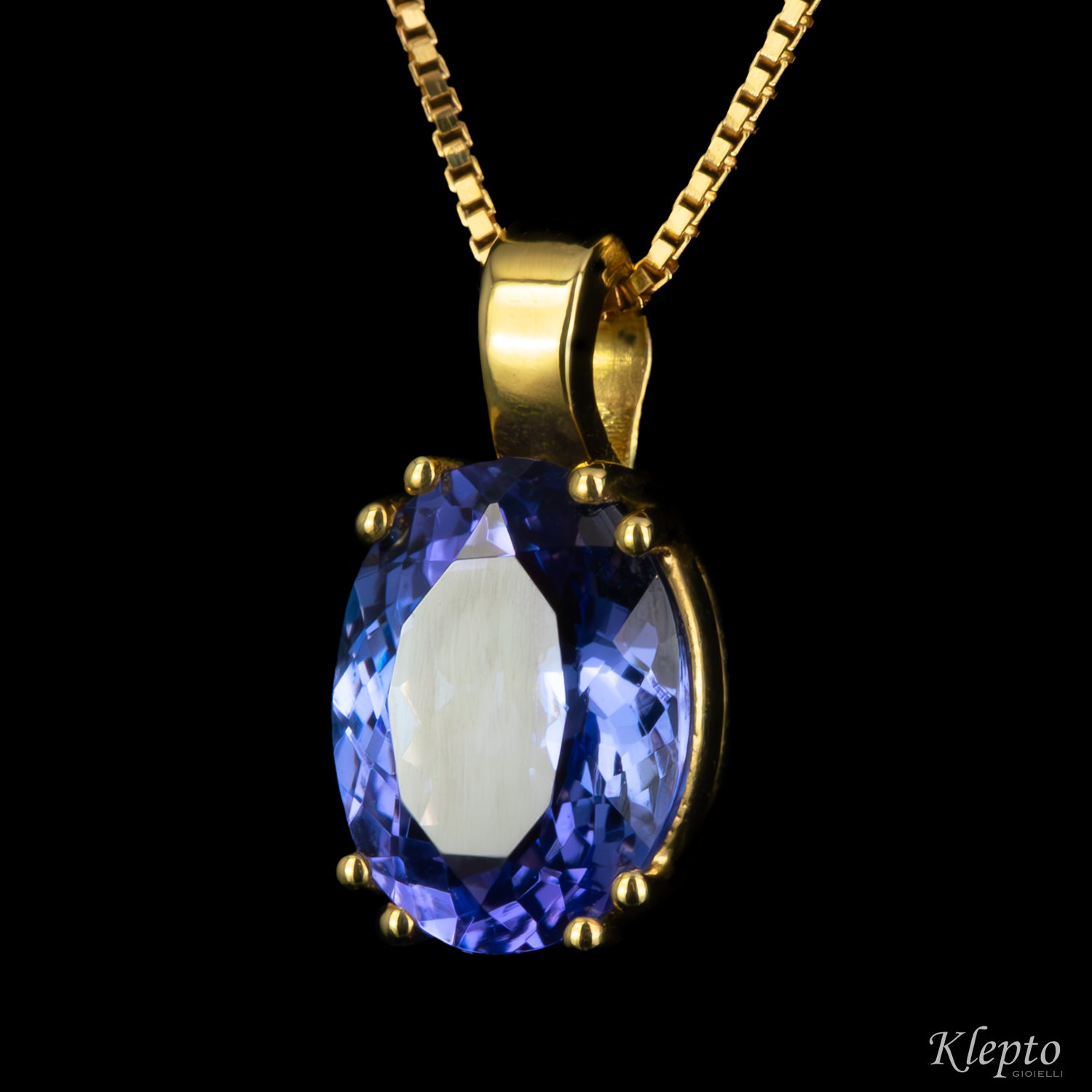 Yellow gold pendant with Tanzanite