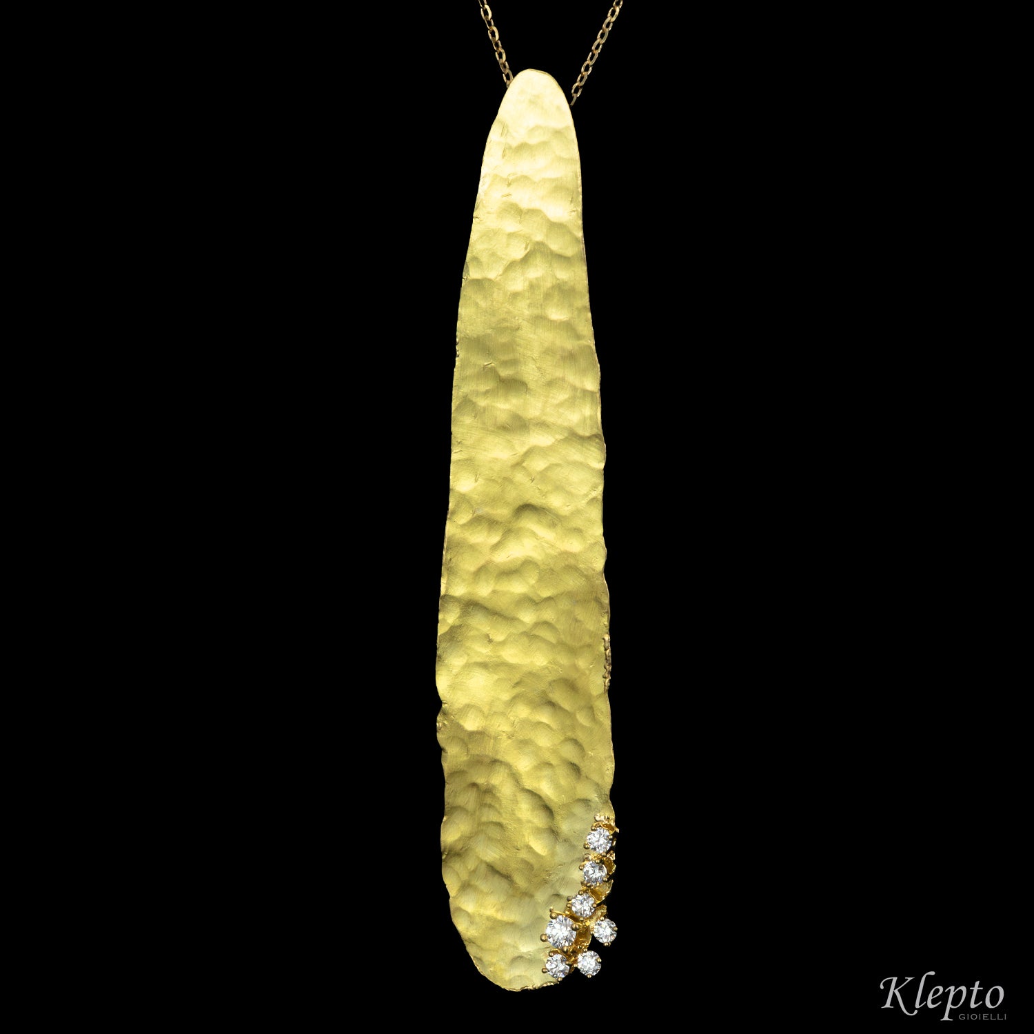 Yellow gold pendant with diamonds