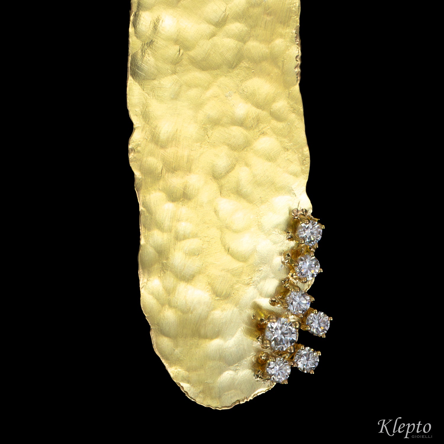 Yellow gold pendant with diamonds