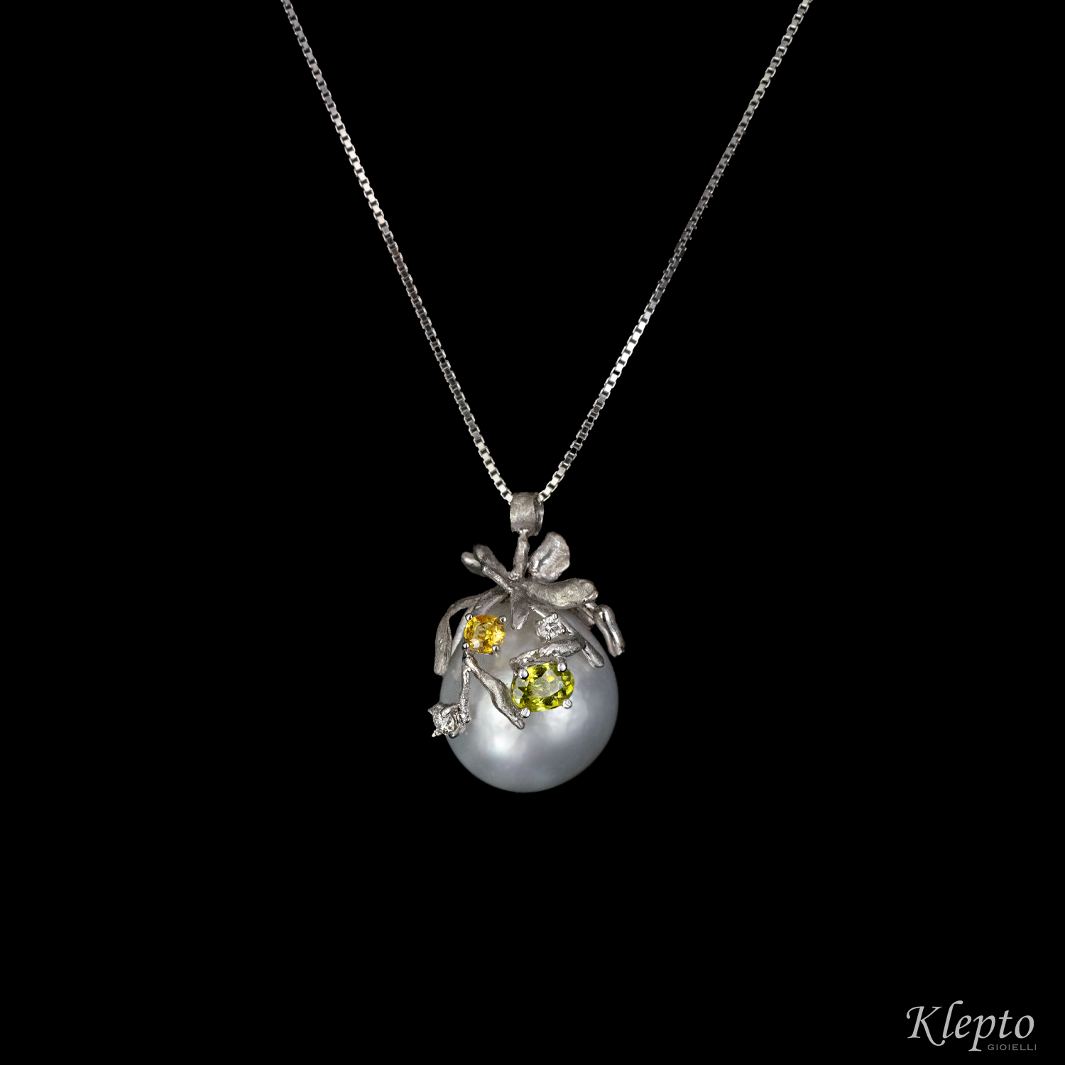White gold pendant with Australian Pearl, Sphene, Sapphire and Diamonds