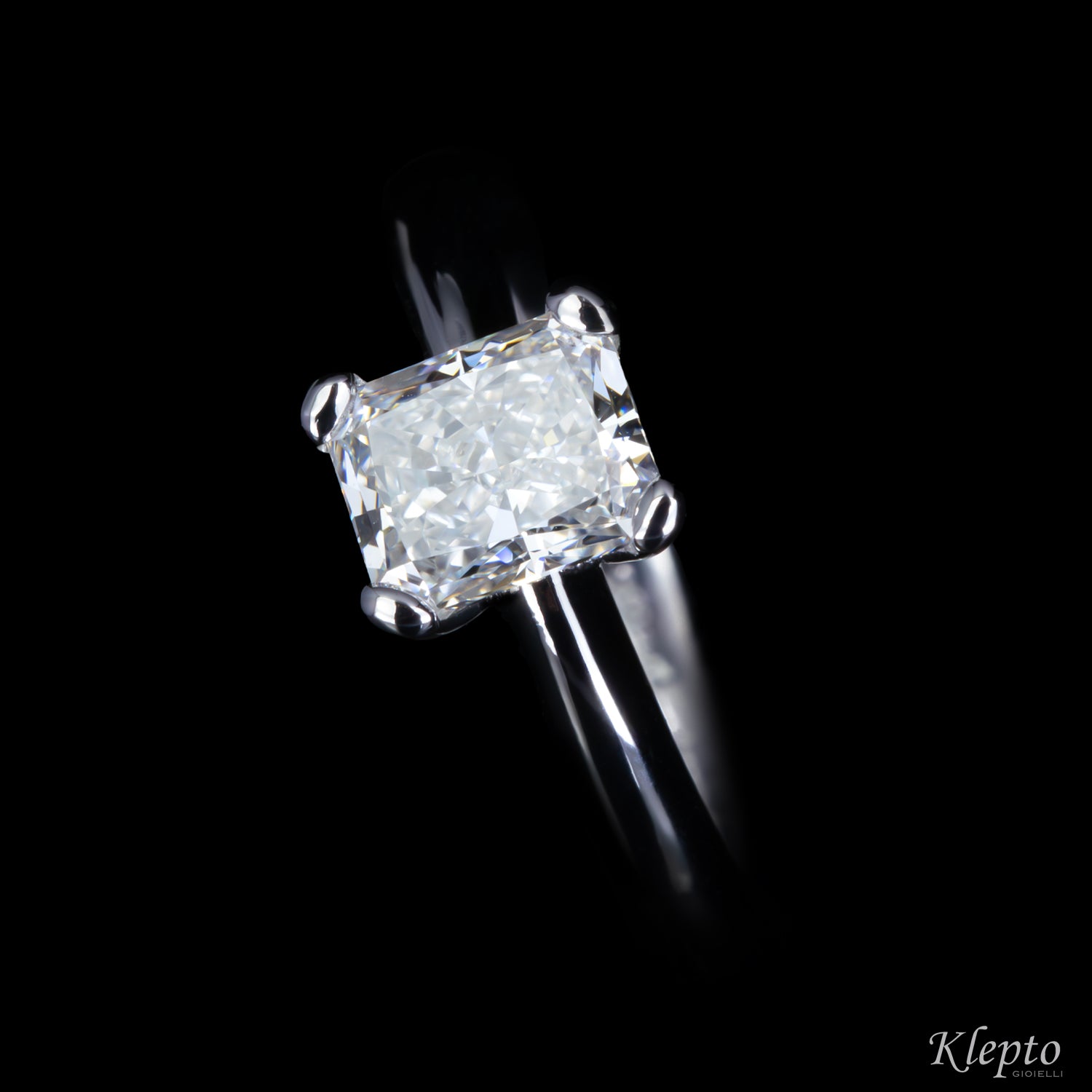 White gold solitaire with Radiant Diamond
