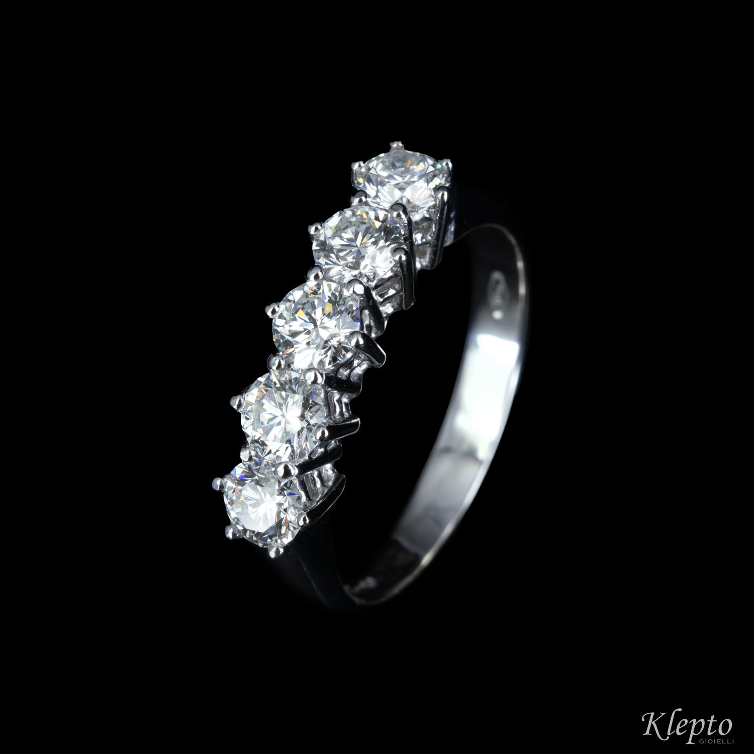 Classic Riviera ring in white gold and diamonds