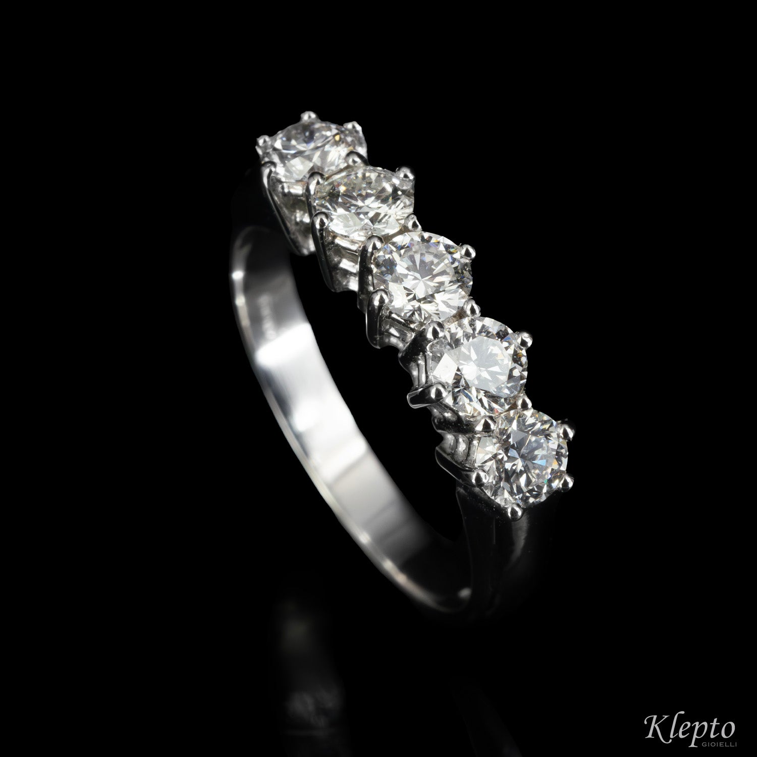 Classic Riviera ring in white gold and diamonds