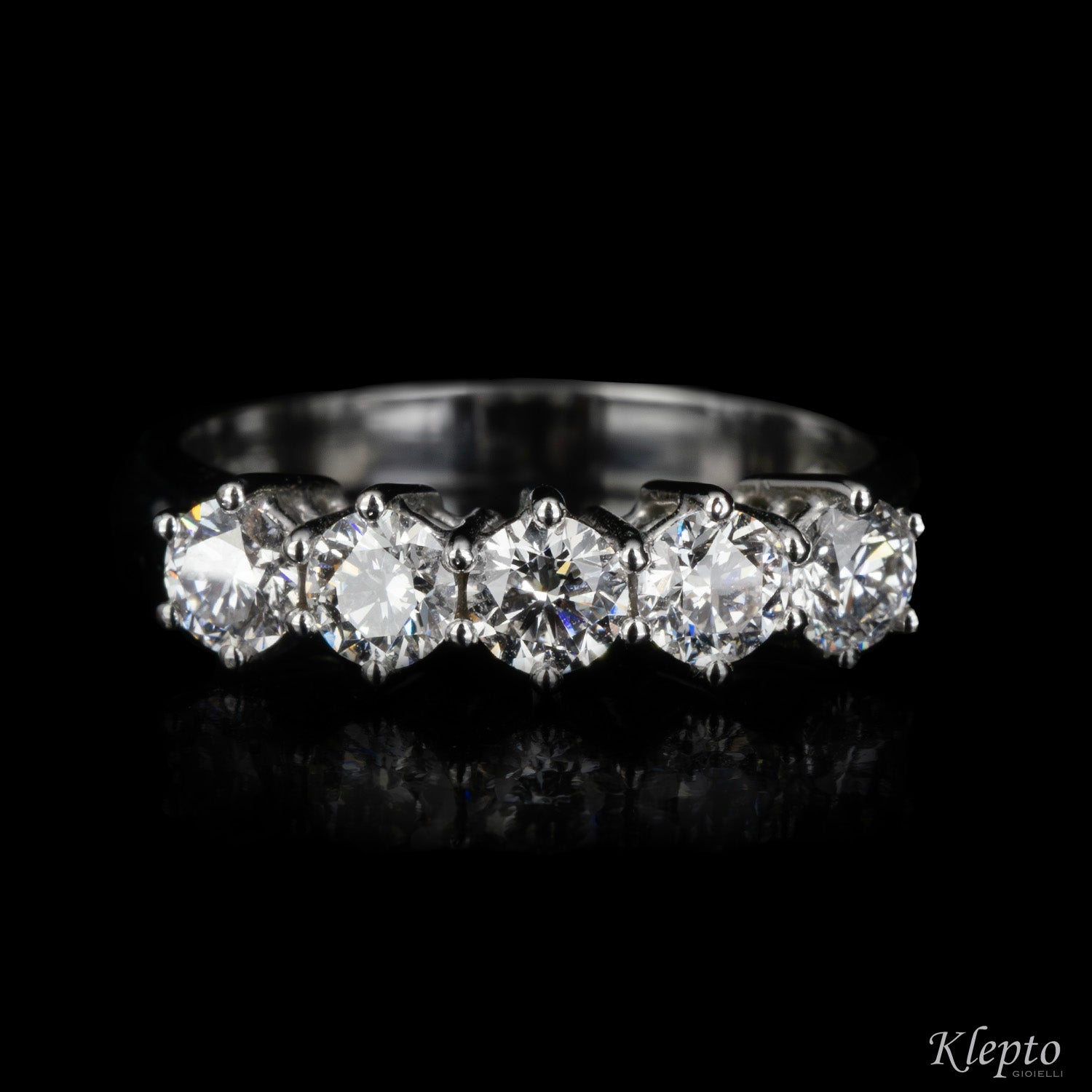 Classic Riviera ring in white gold and diamonds