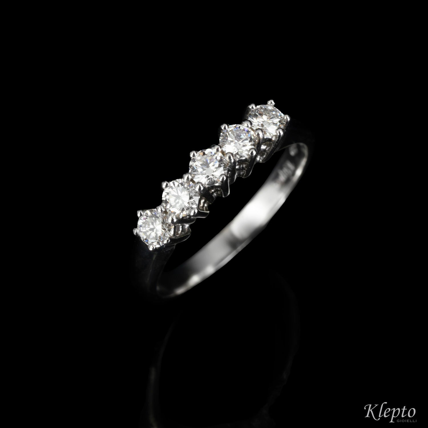 Classic Riviera ring in white gold and diamonds
