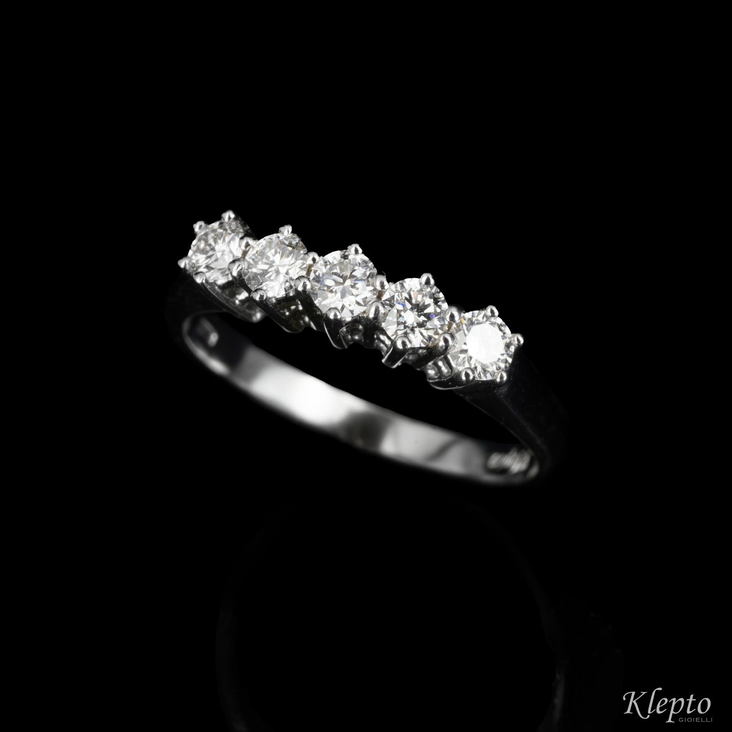 Classic Riviera ring in white gold and diamonds