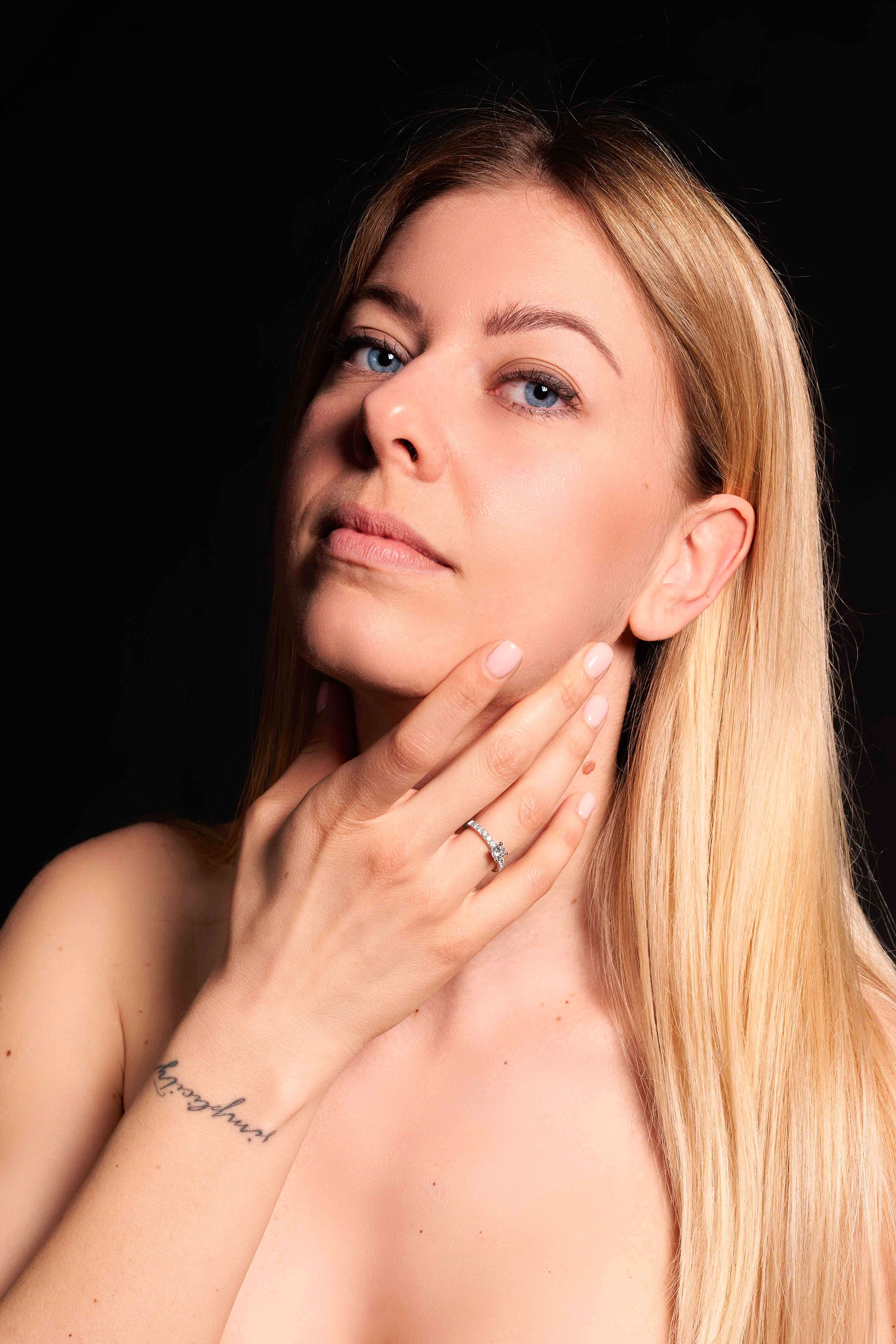 Solitaire with yellow gold contour with diamonds