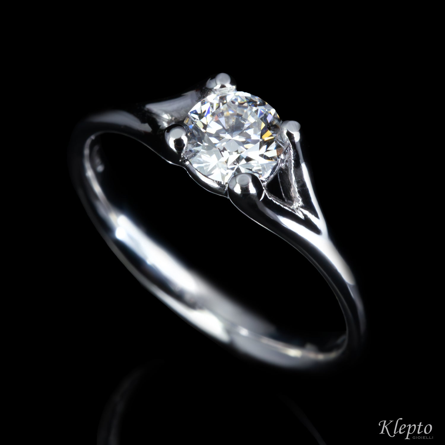 White gold solitaire with diamond