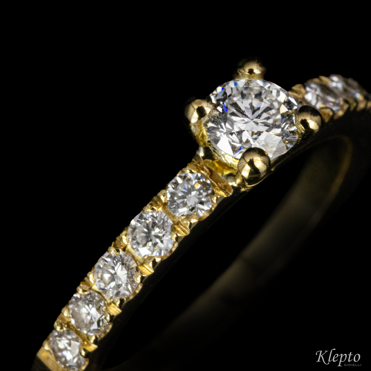 Solitaire with yellow gold contour with diamonds