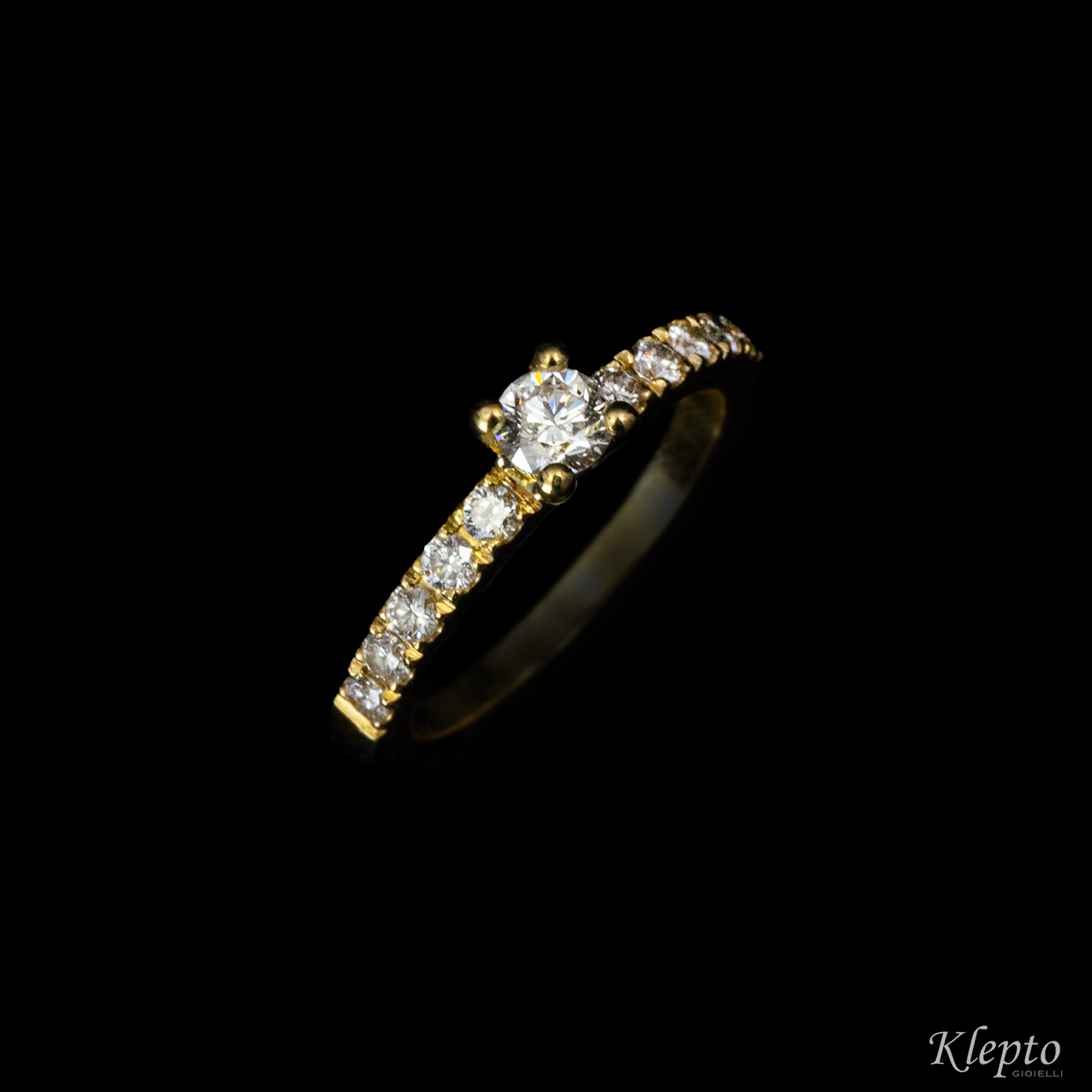 Solitaire with yellow gold contour with diamonds