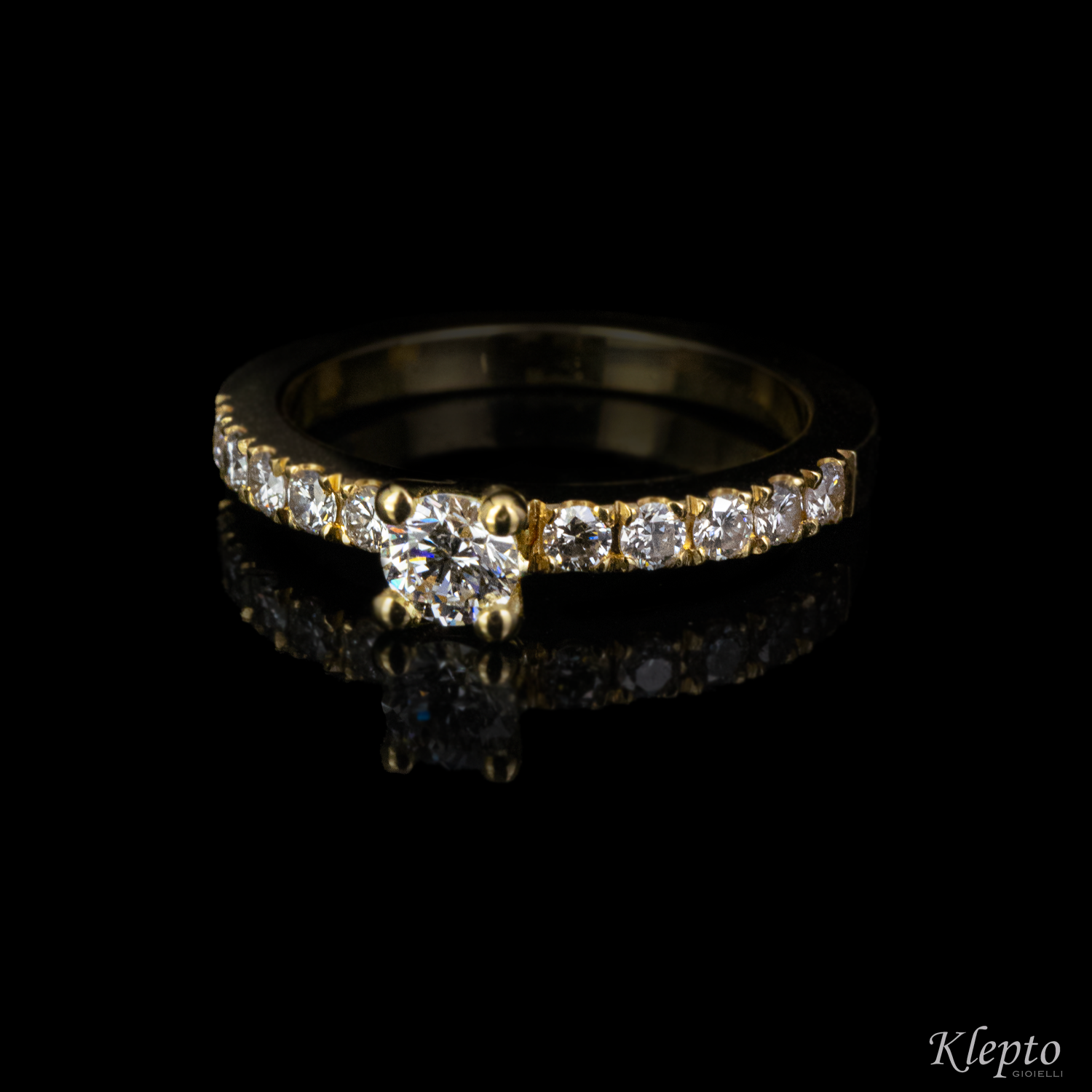 Solitaire with yellow gold contour with diamonds