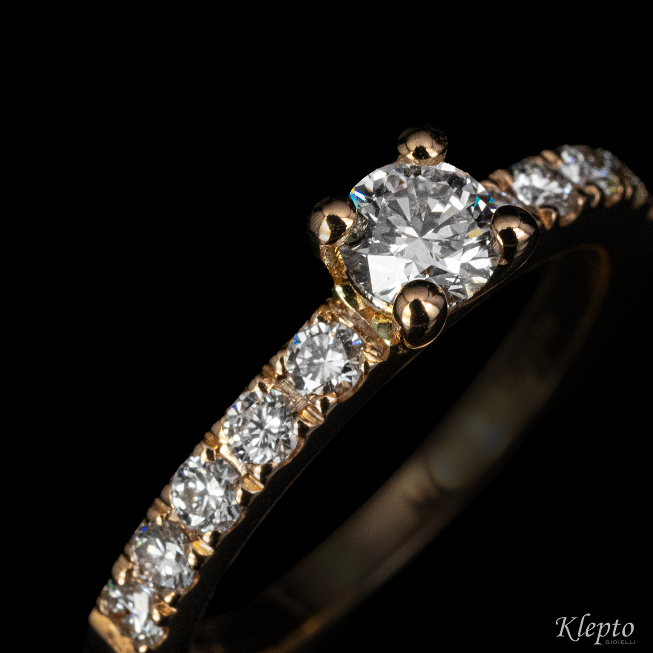 Solitaire with rose gold outline and diamonds