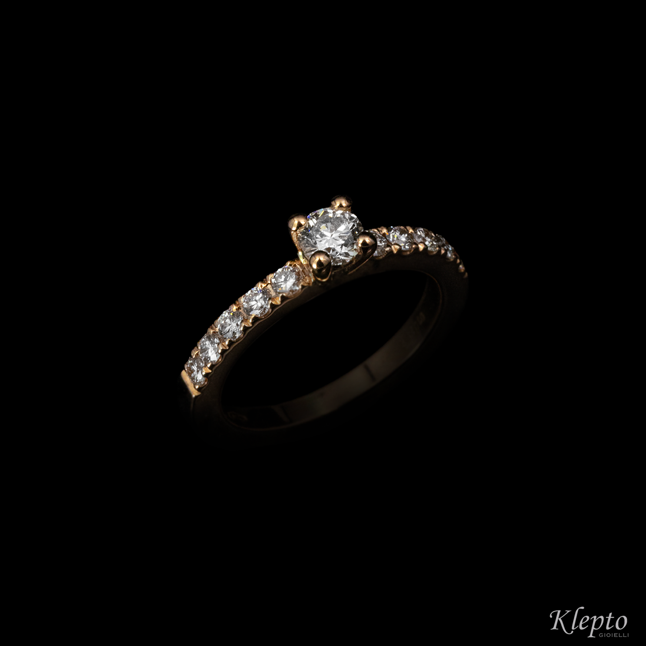 Solitaire with rose gold outline and diamonds