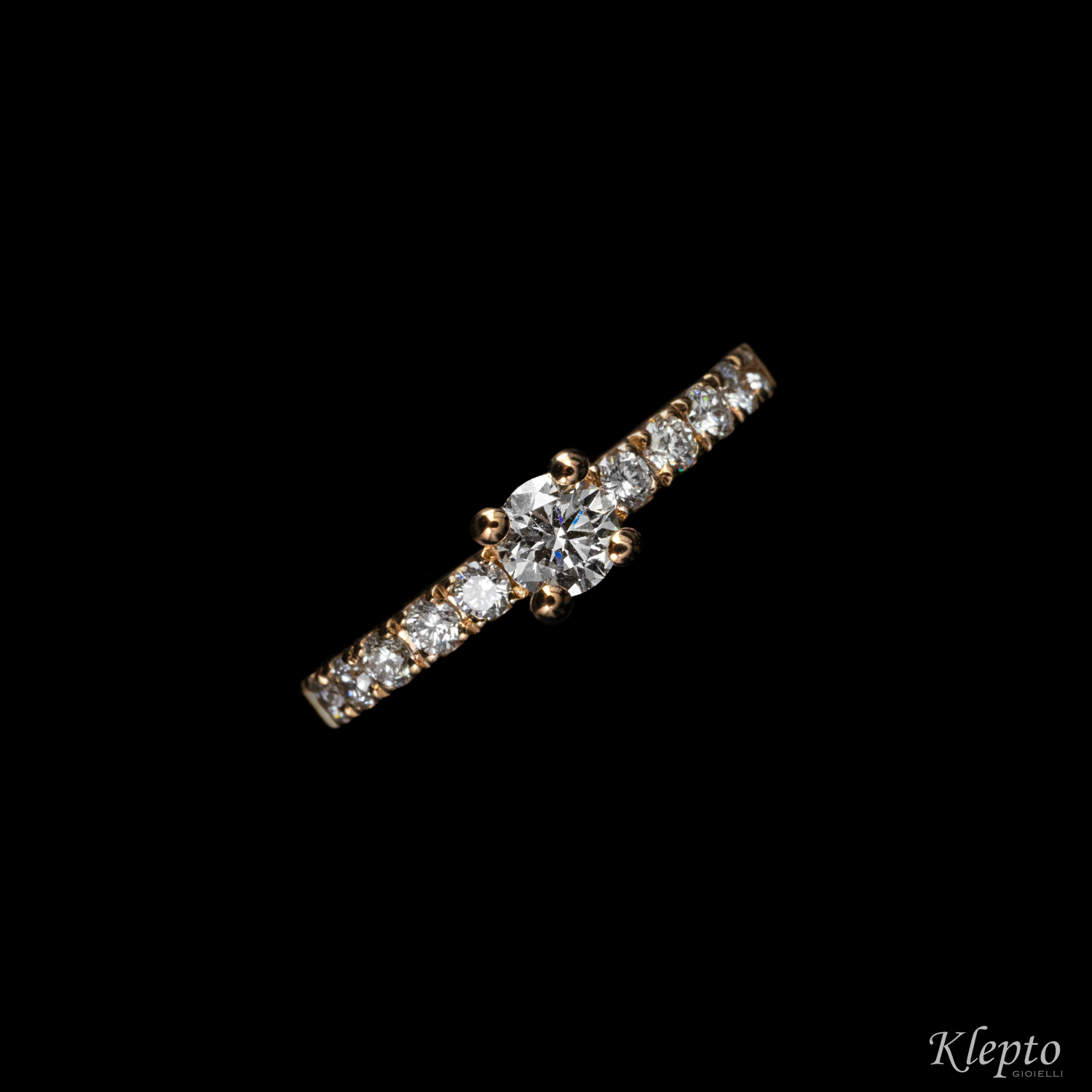 Solitaire with rose gold outline and diamonds