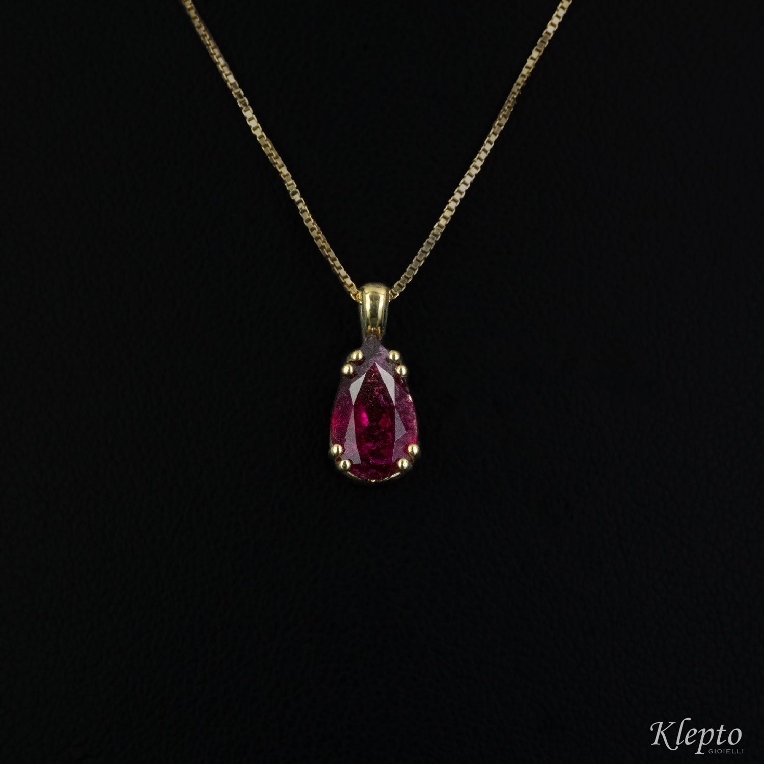Yellow gold pendant with red tourmaline