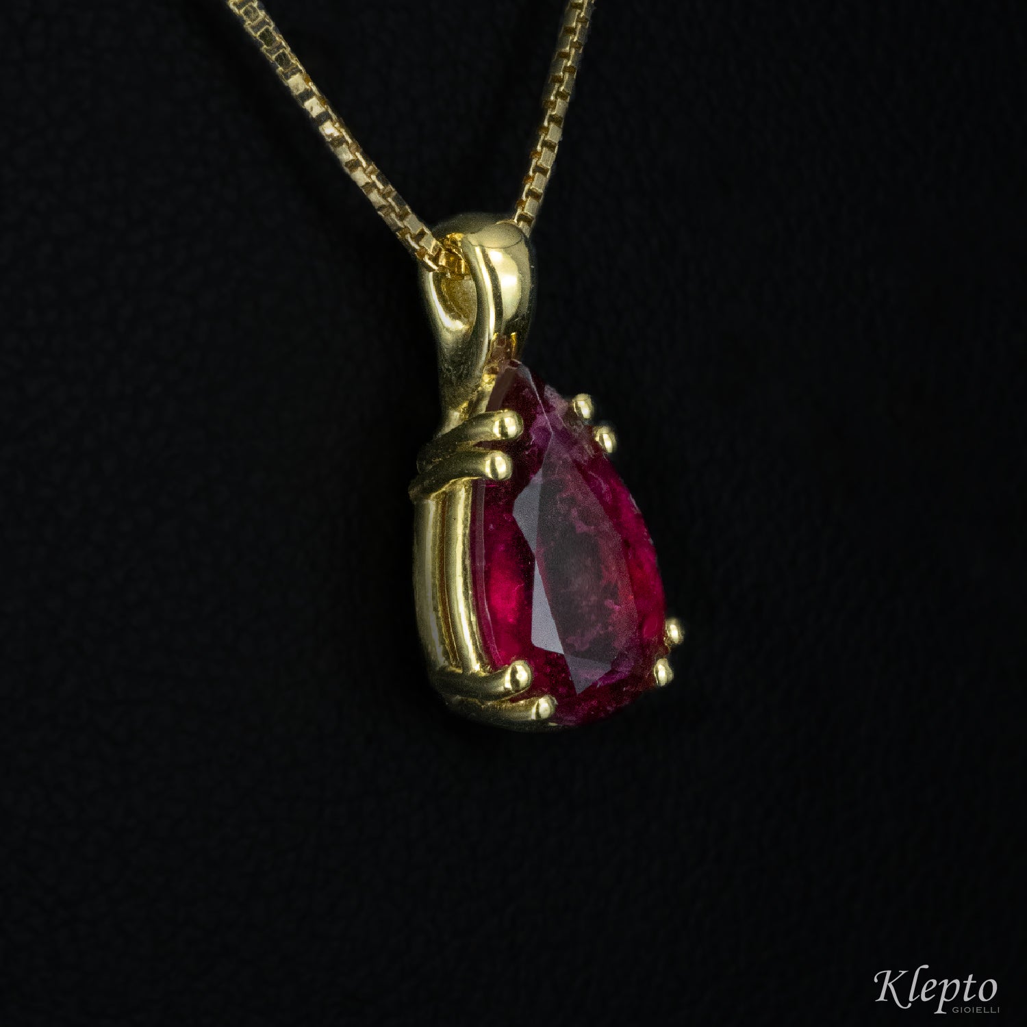 Yellow gold pendant with red tourmaline