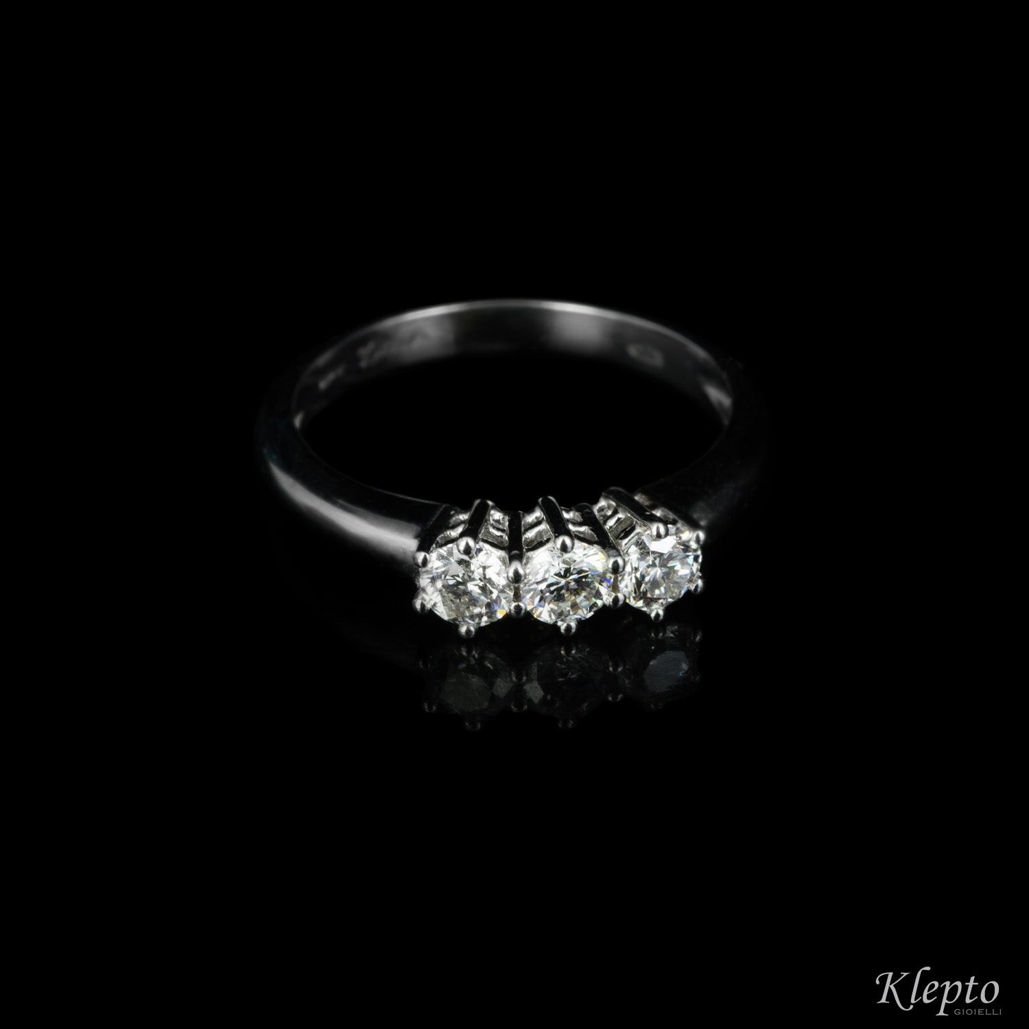 Classic ring by Klepto Trilogy in white gold and diamonds