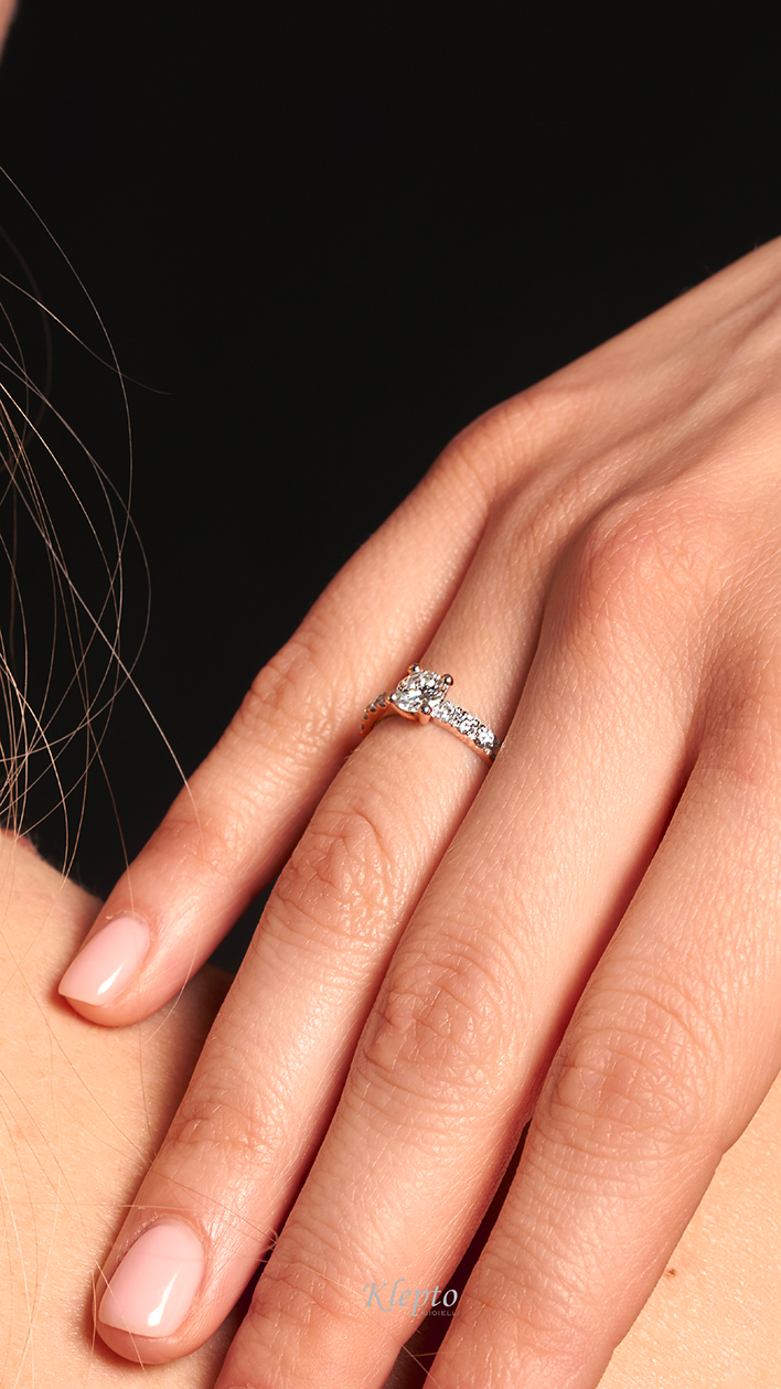 Solitaire with rose gold outline and diamonds