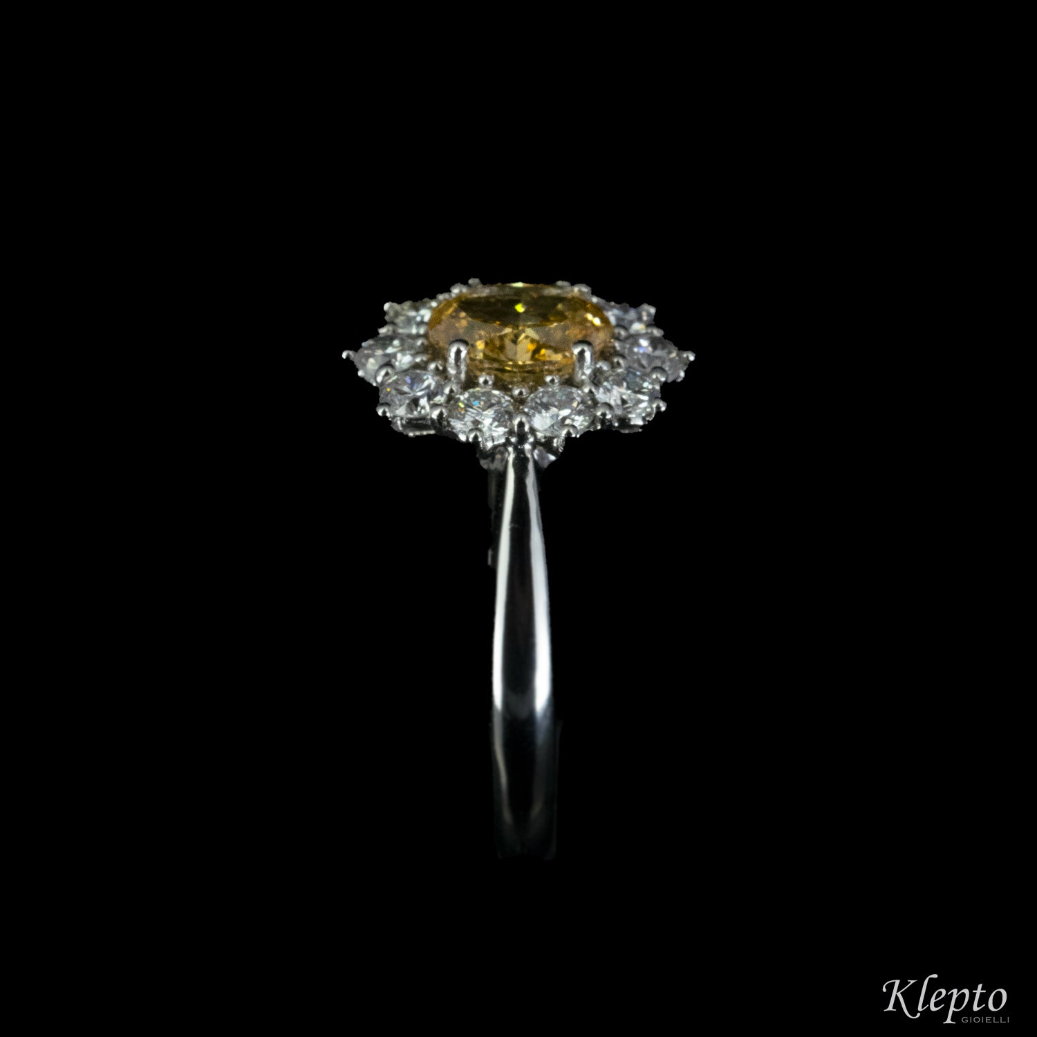Classic ring in white gold with Fancy Diamond and Diamond outline